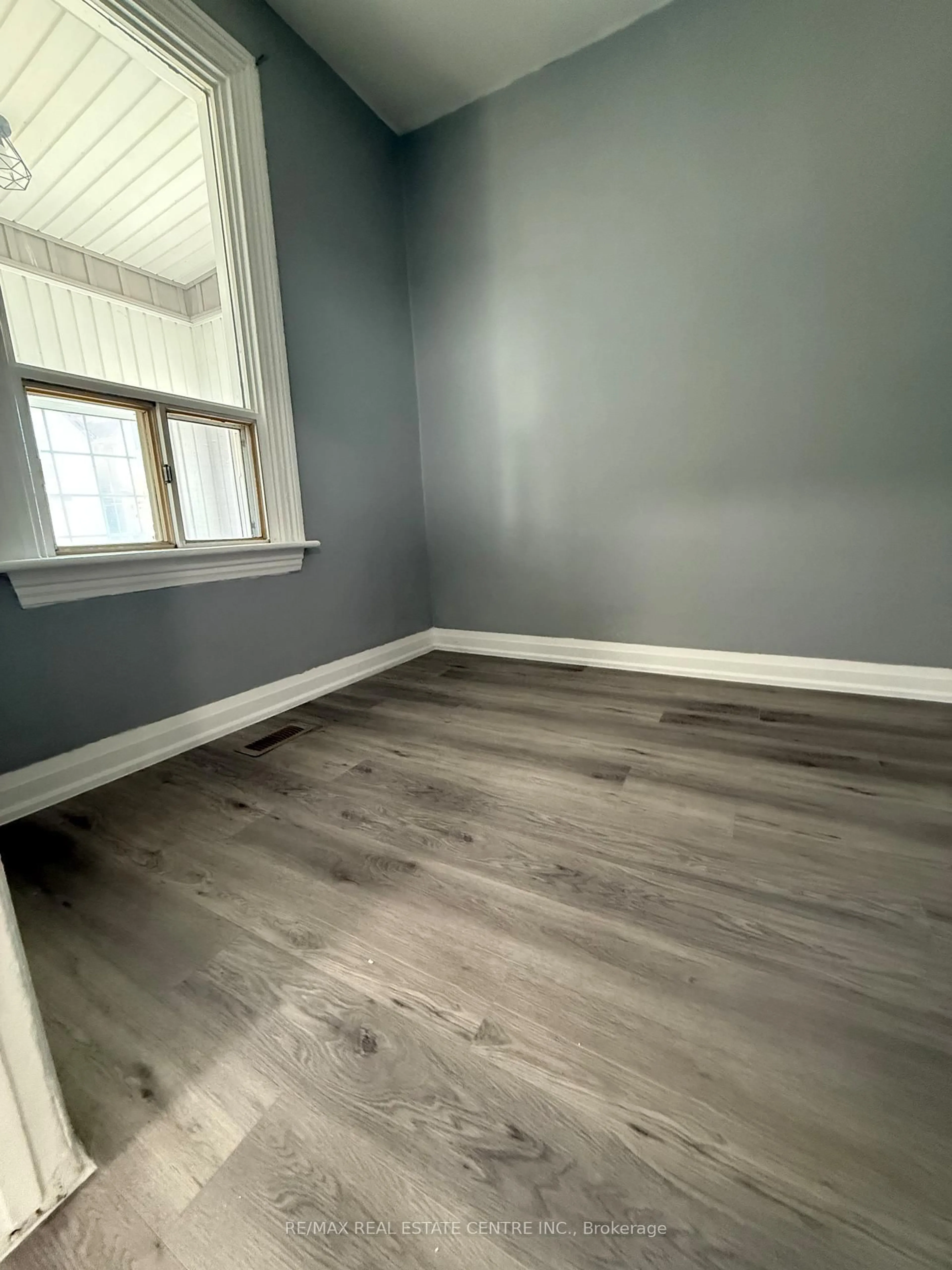 A pic of a room for 266 Beach Rd #UPPER, Hamilton Ontario L8L 4B2