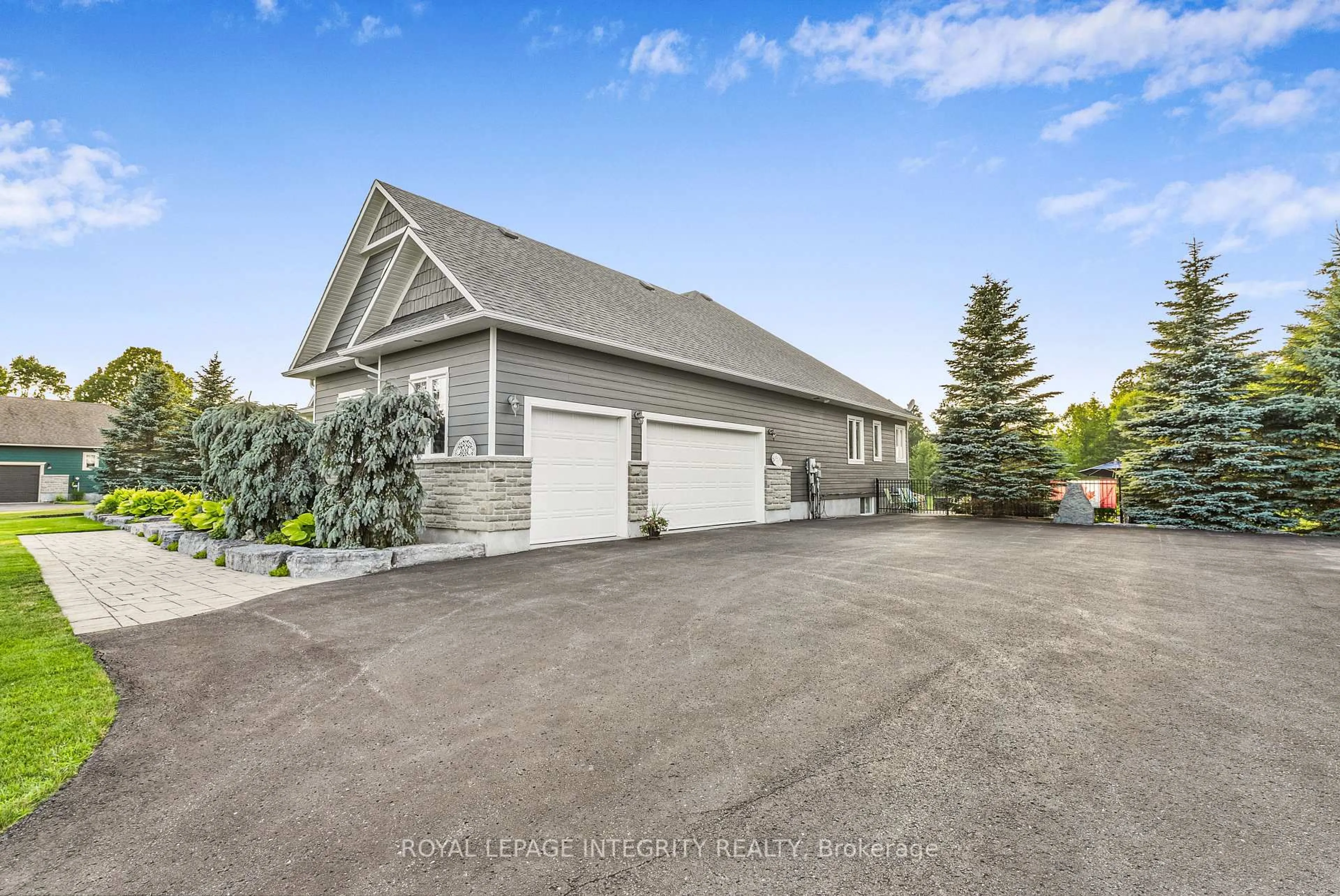 Indoor garage for 150 Ashton Creek Cres, Ashton Ontario K0A 1B0