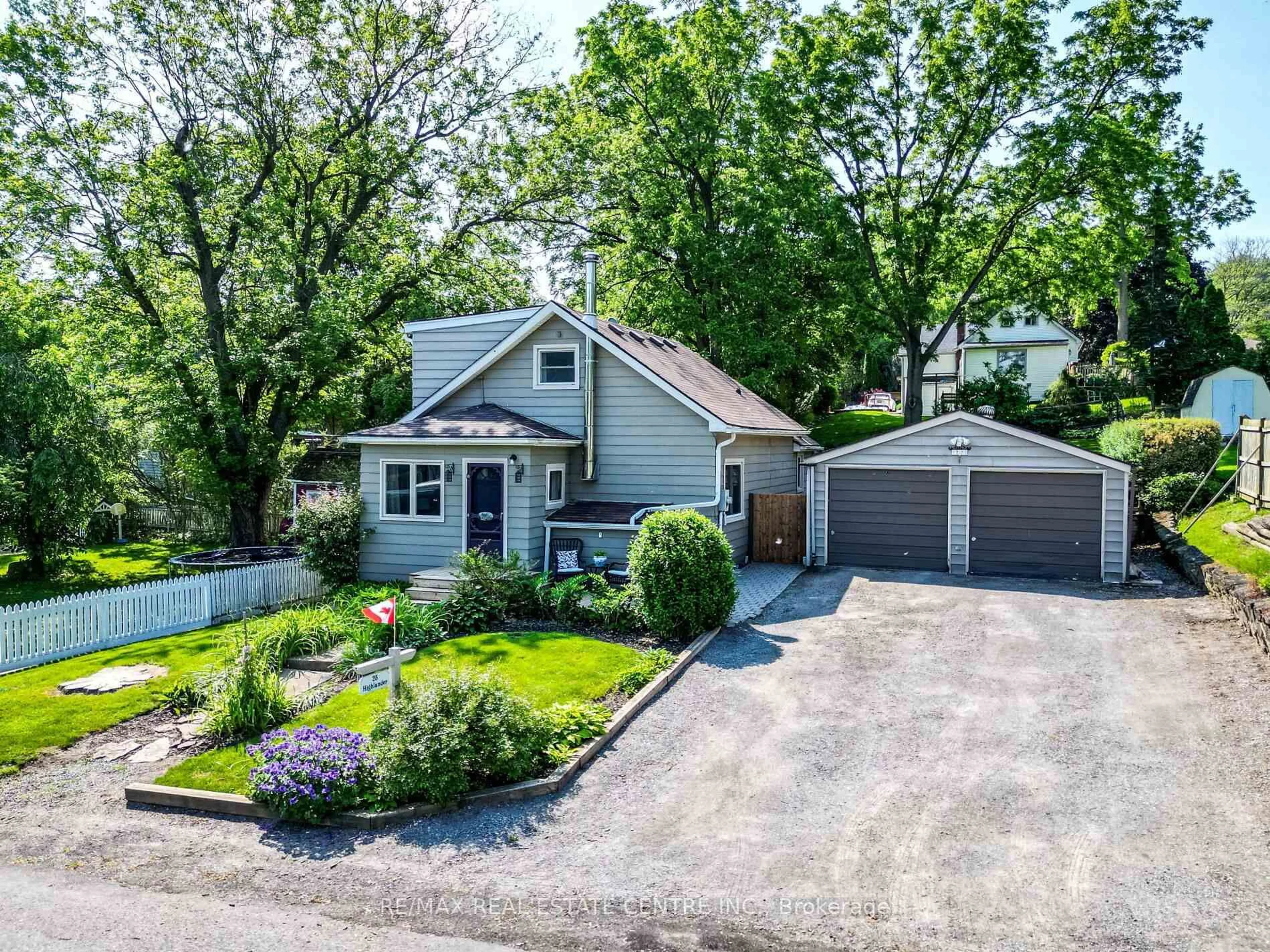 A pic from outside/outdoor area/front of a property/back of a property/a pic from drone, street for 25 Highlander St, Niagara-on-the-Lake Ontario L0S 1L0