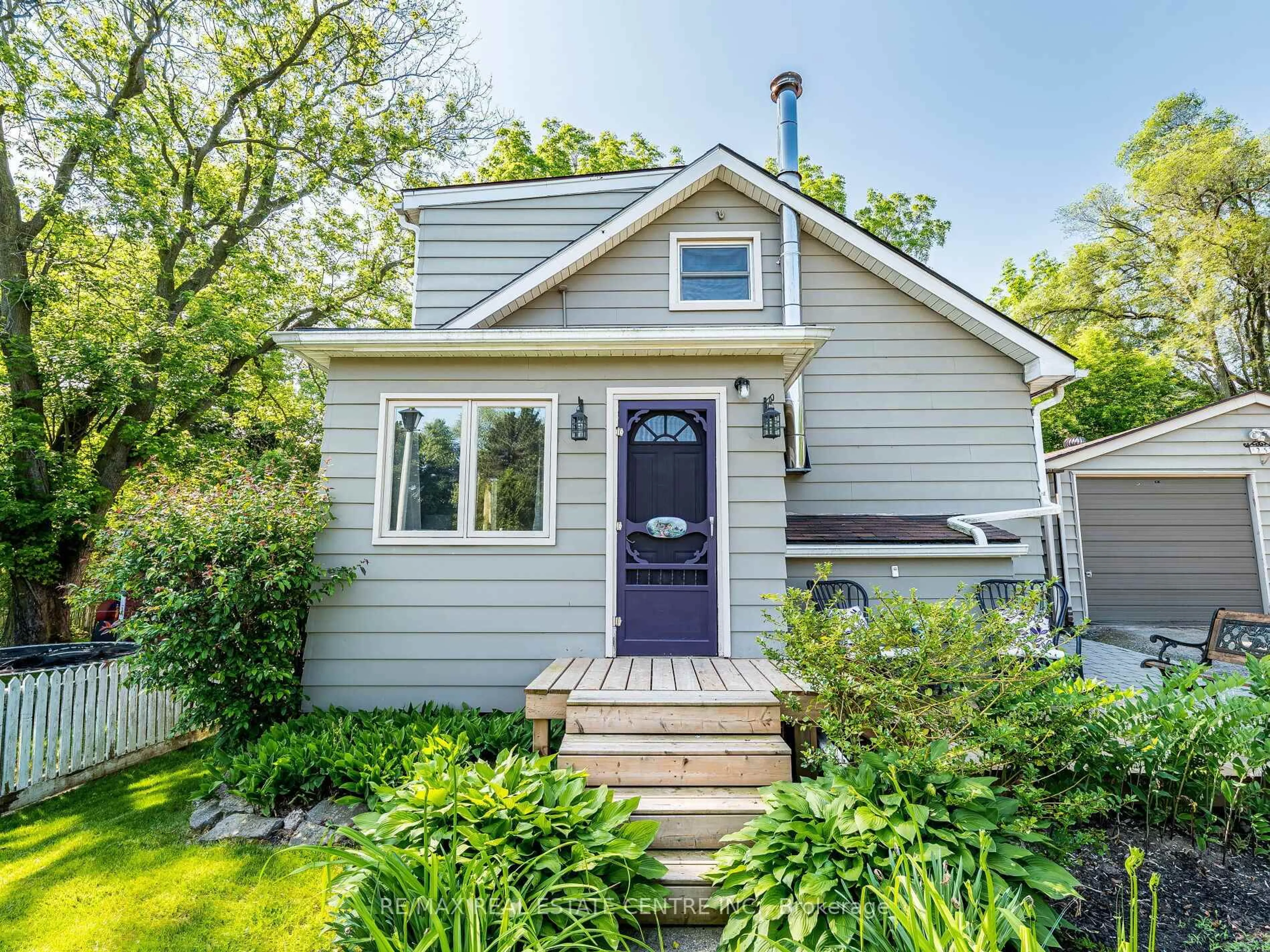 Home with vinyl exterior material, street for 25 Highlander St, Niagara-on-the-Lake Ontario L0S 1L0
