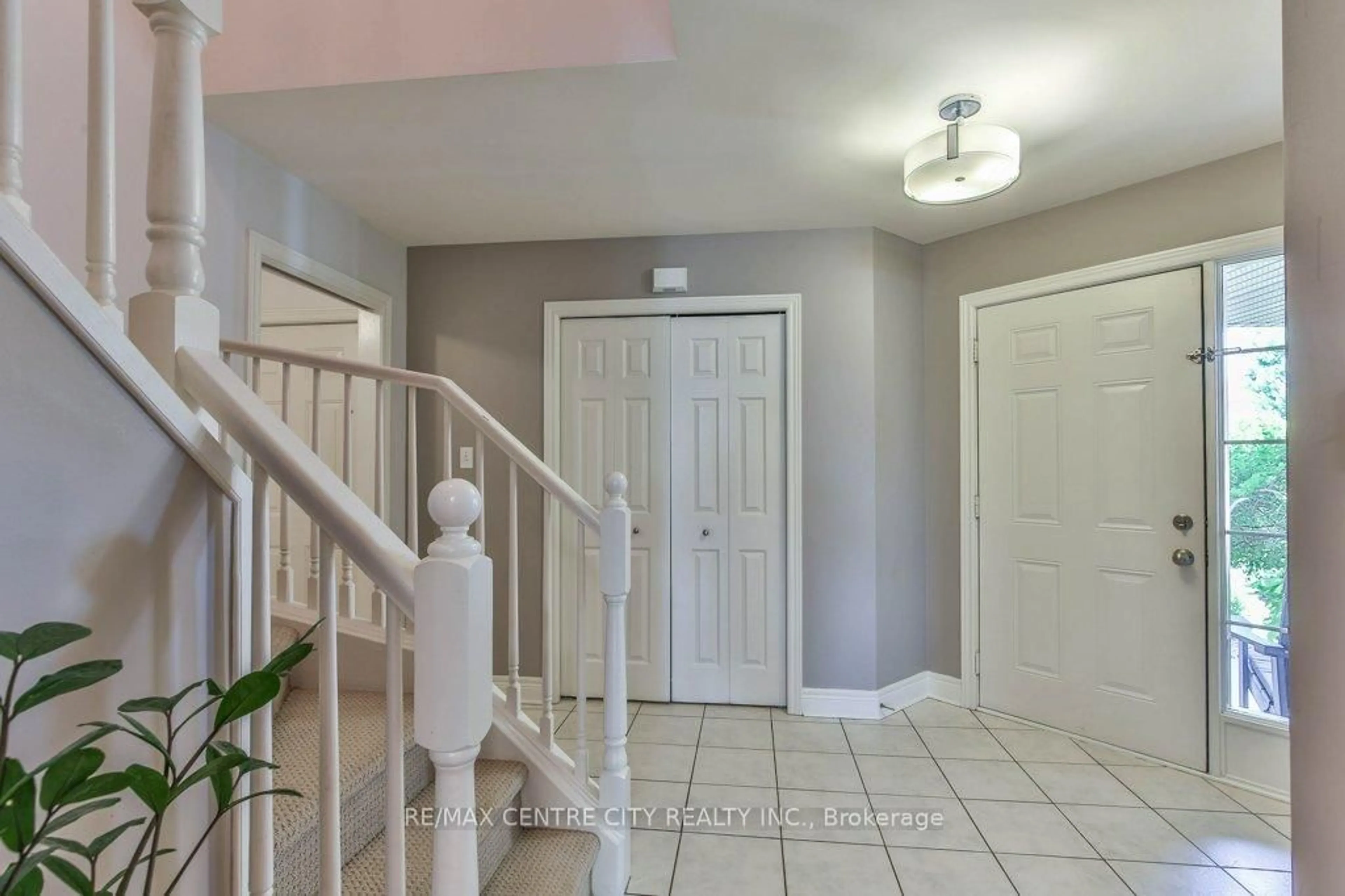 Indoor entryway for 1522 Chelton Pl, London South Ontario N6M 1M2