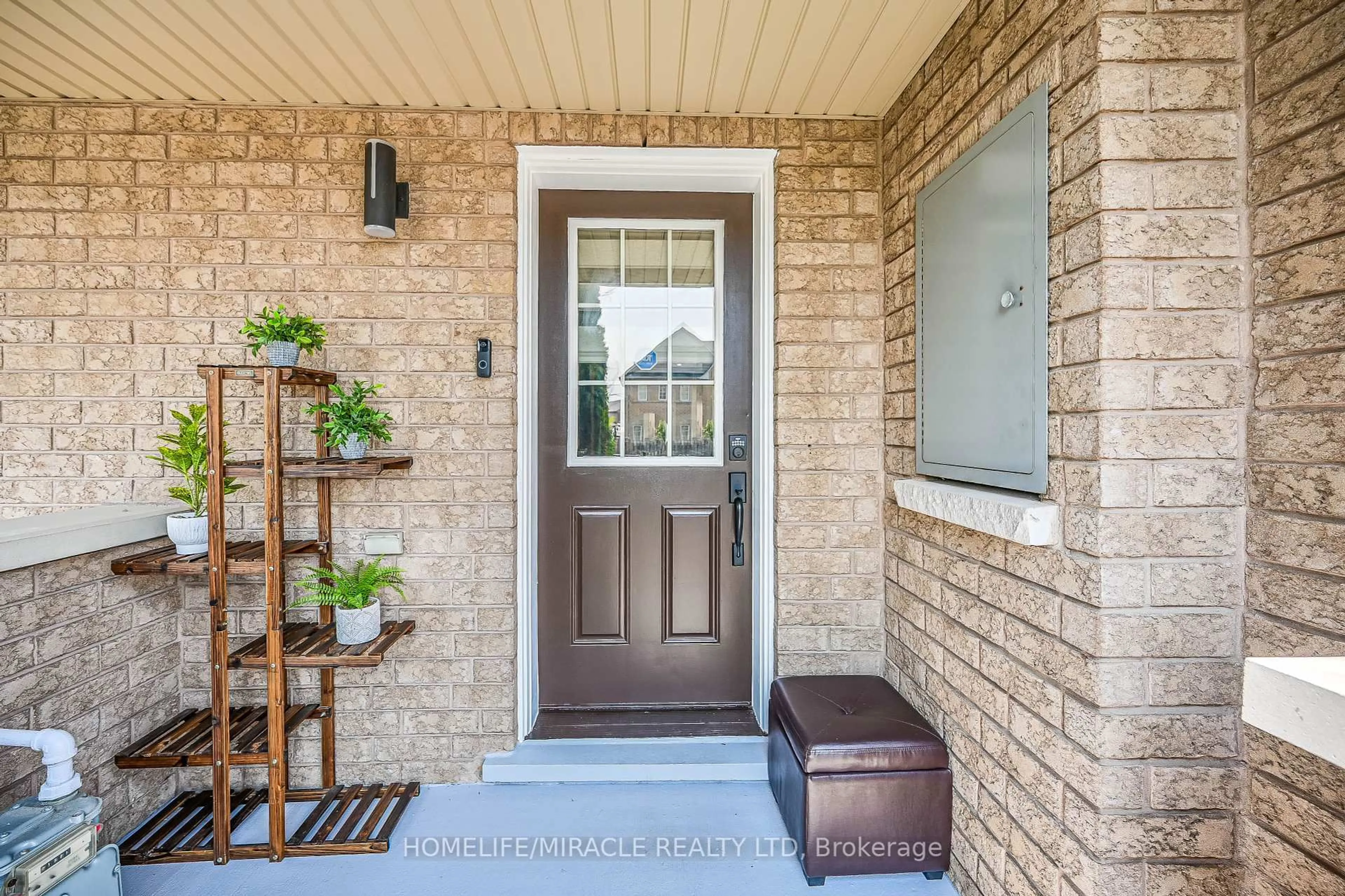 Indoor entryway for 39 Newport Cres, Hamilton Ontario L9A 0B2