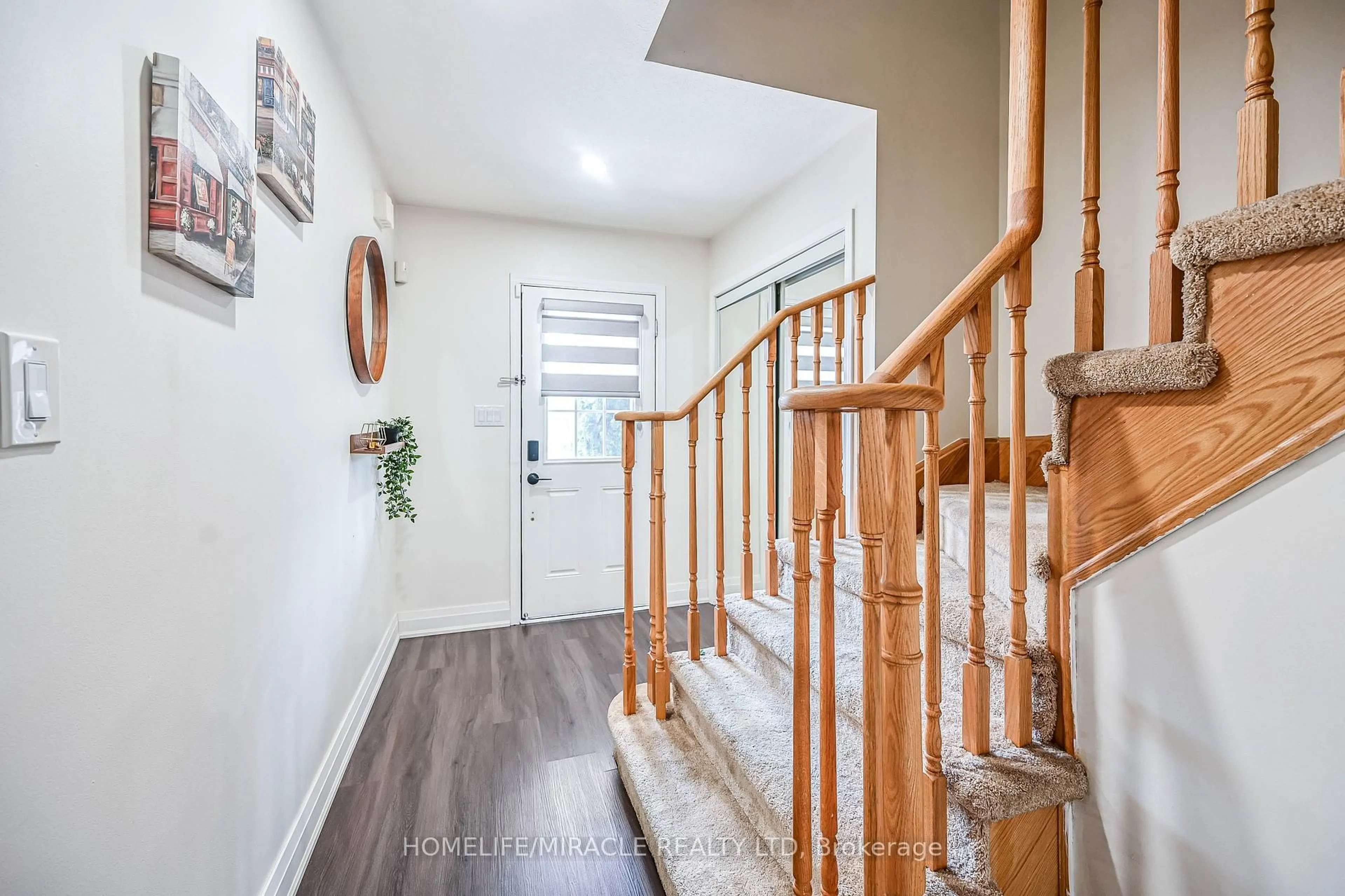 Indoor entryway for 39 Newport Cres, Hamilton Ontario L9A 0B2