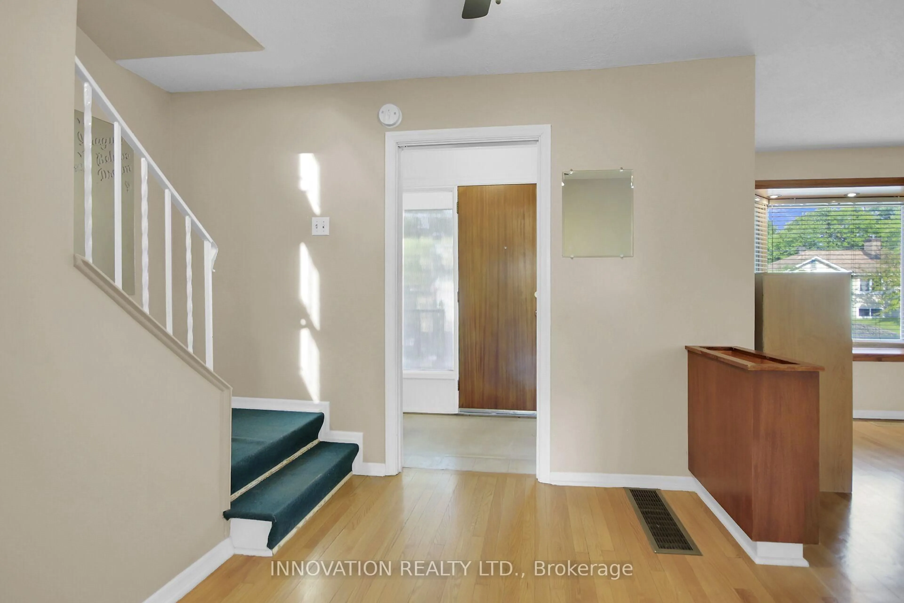 Indoor entryway for 352 Britannia Rd, Ottawa Ontario K2B 5X8