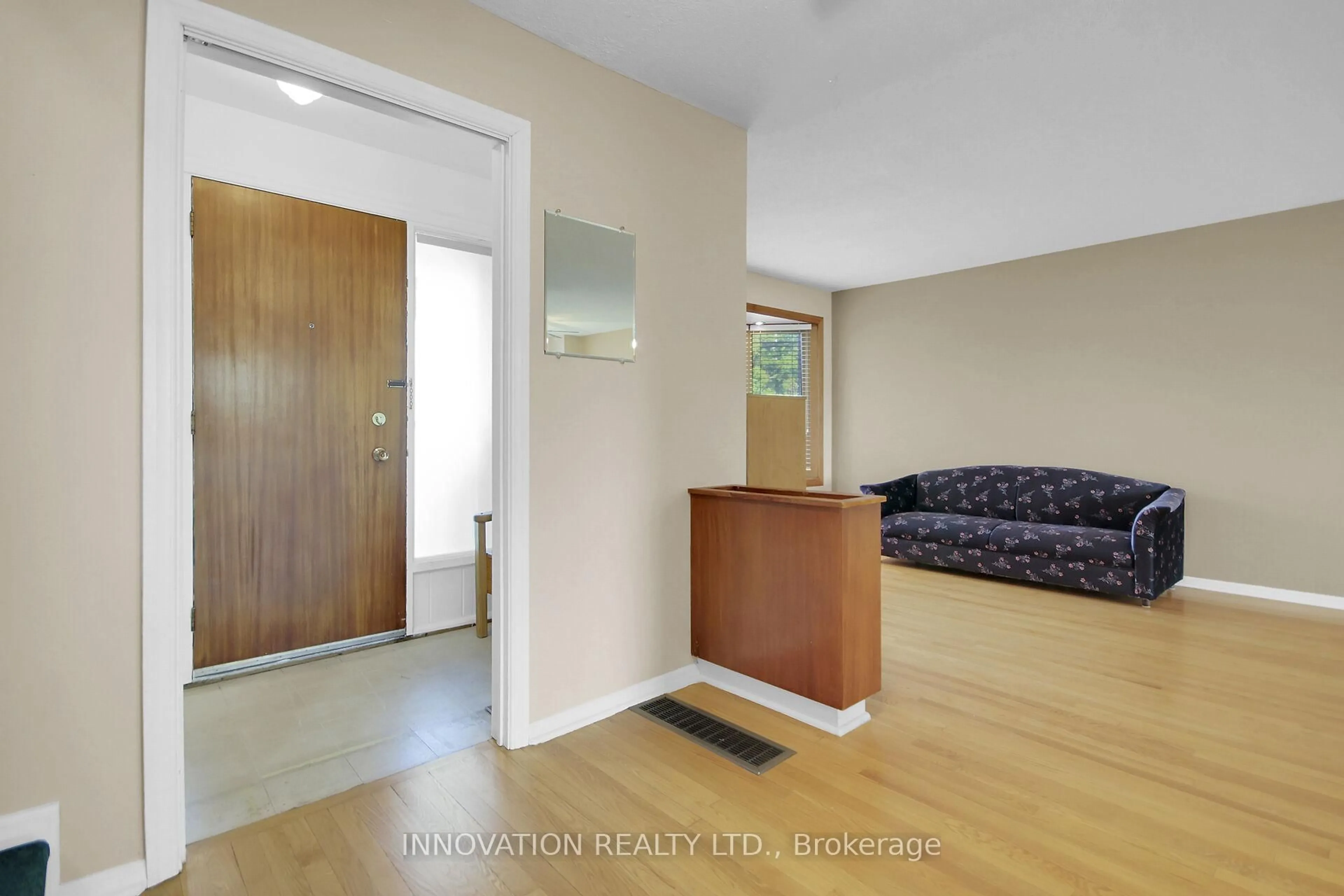Indoor entryway for 352 Britannia Rd, Ottawa Ontario K2B 5X8