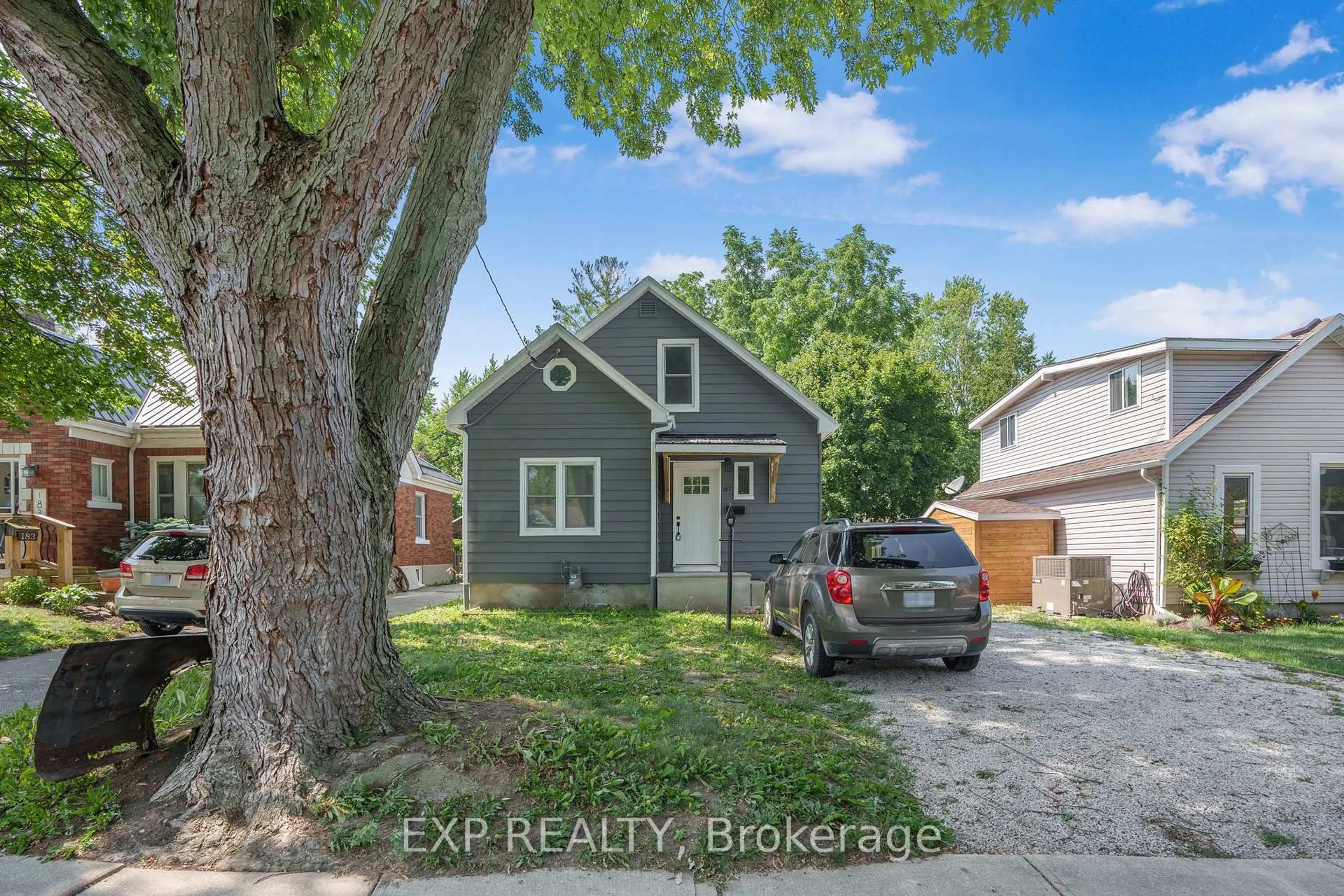 A pic from outside/outdoor area/front of a property/back of a property/a pic from drone, street for 187 Forest St, Chatham-Kent Ontario N7L 2A7