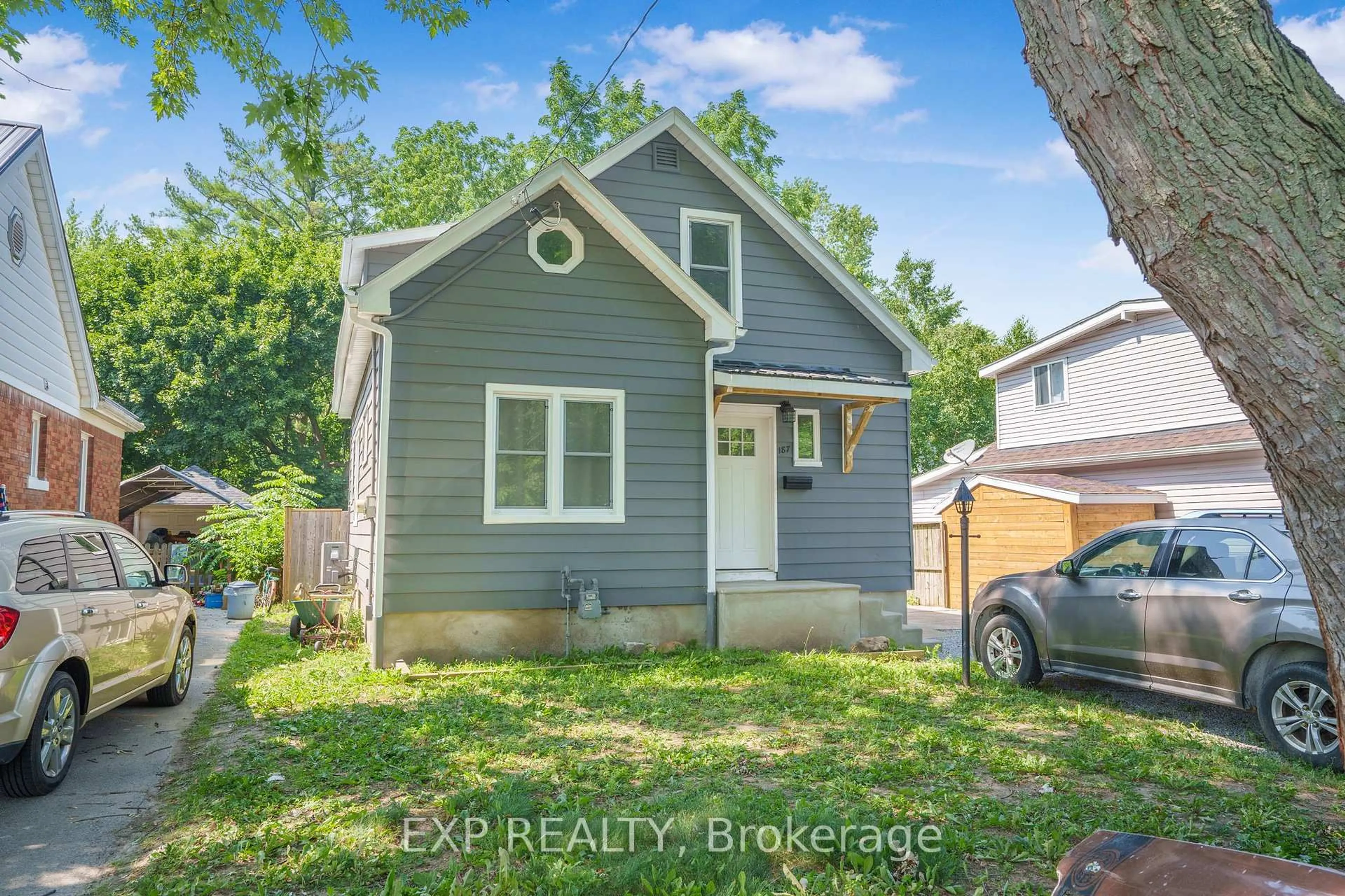A pic from outside/outdoor area/front of a property/back of a property/a pic from drone, street for 187 Forest St, Chatham-Kent Ontario N7L 2A7