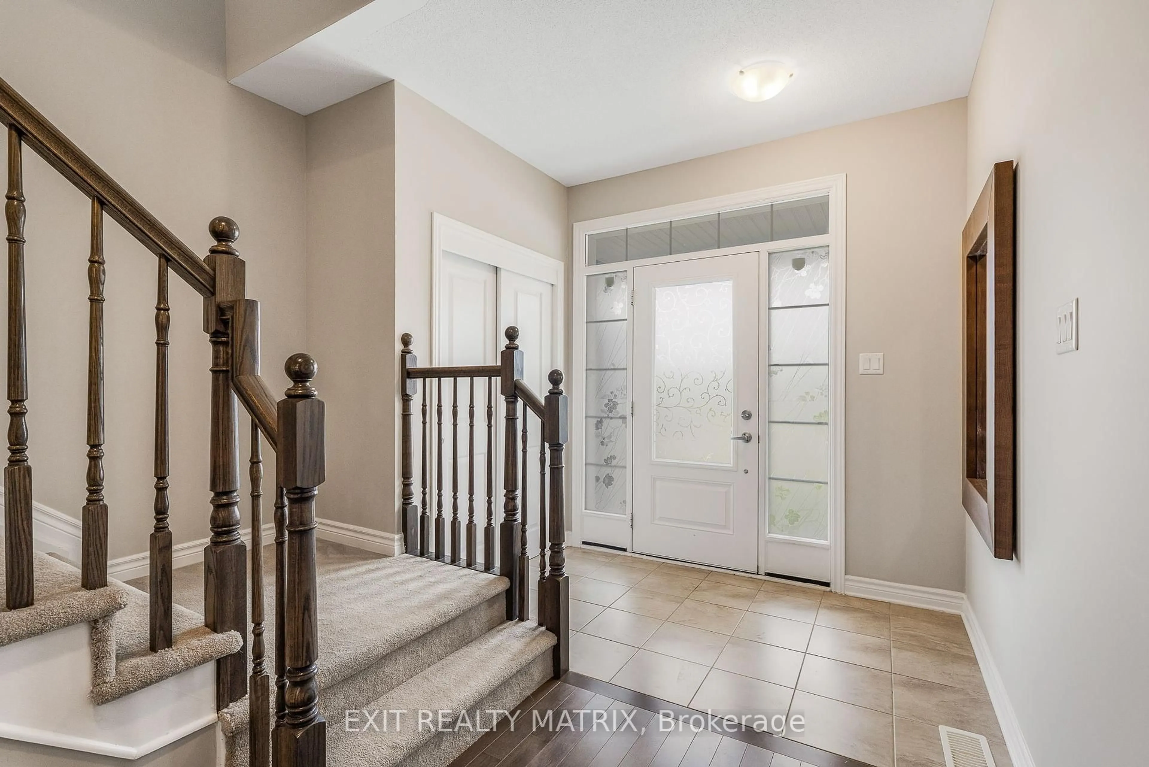 Indoor entryway for 682 Decoeur Dr, Orleans Ontario K4A 1H1