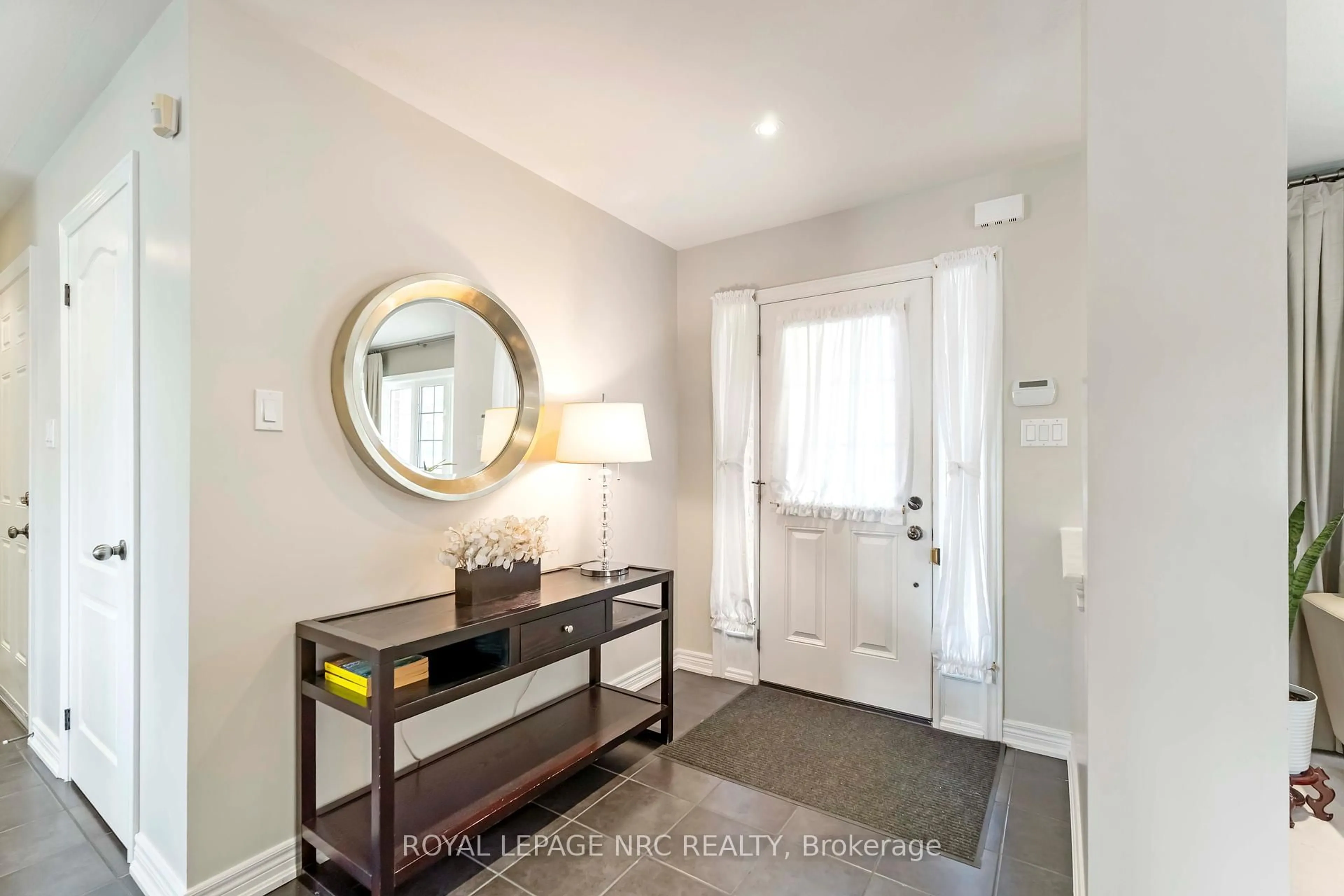 Indoor entryway for 9115 Kudlac St, Niagara Falls Ontario L2H 0C2