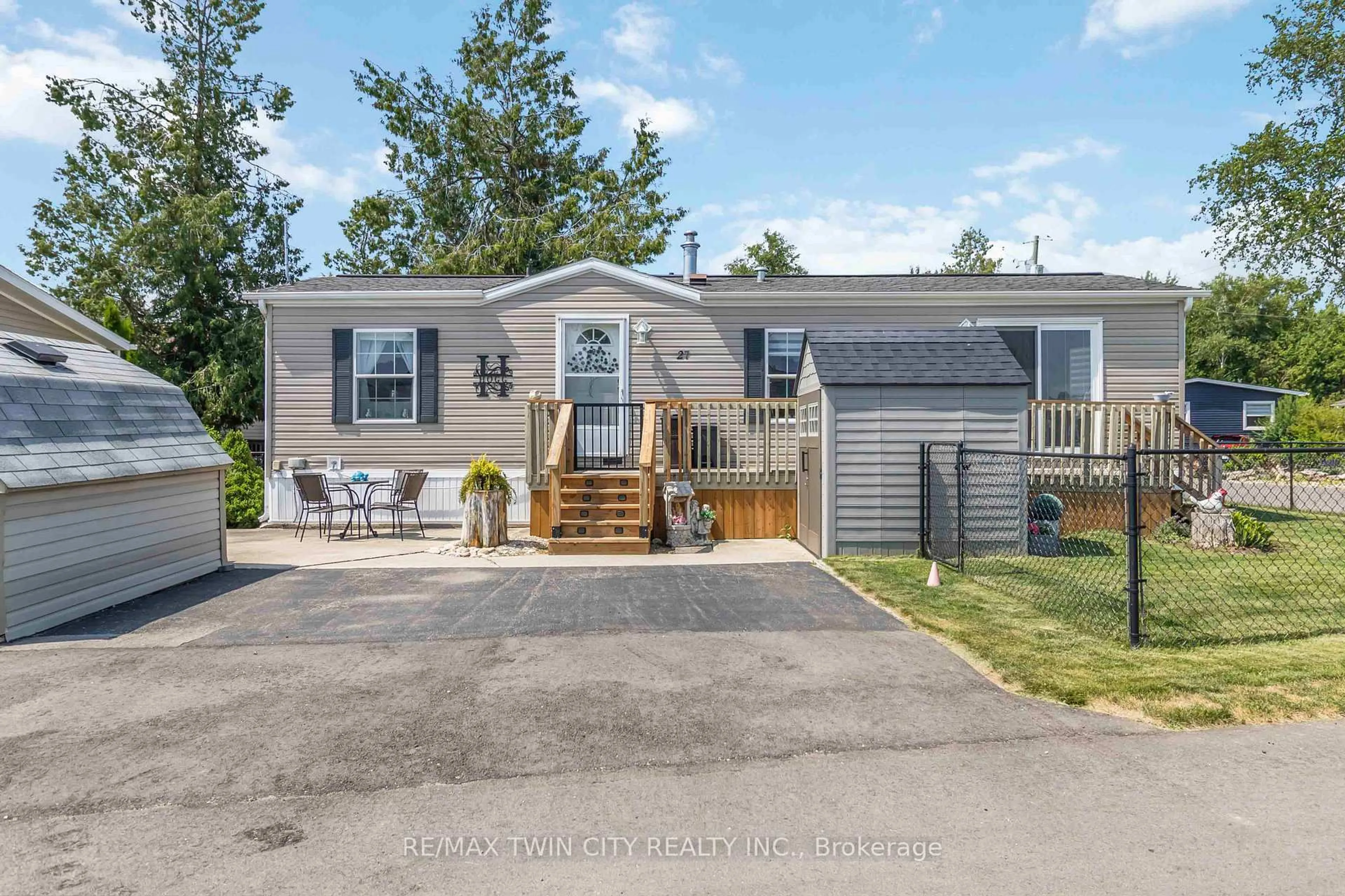 Home with vinyl exterior material, street for 27 Elm St, Puslinch Ontario N1H 6H9