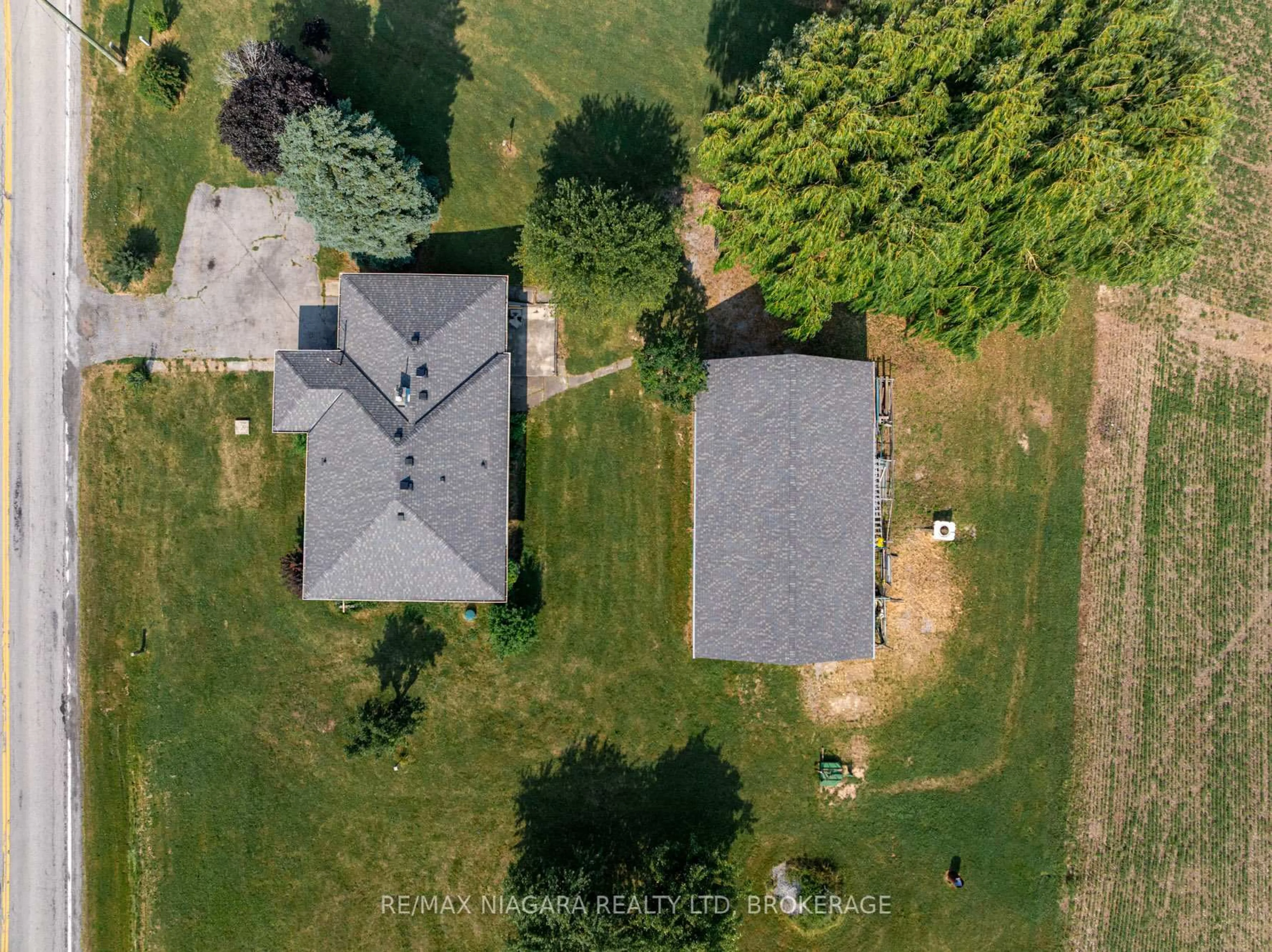 A pic from outside/outdoor area/front of a property/back of a property/a pic from drone, unknown for 298 RIDGE Rd, Grimsby Ontario L3M 4E7