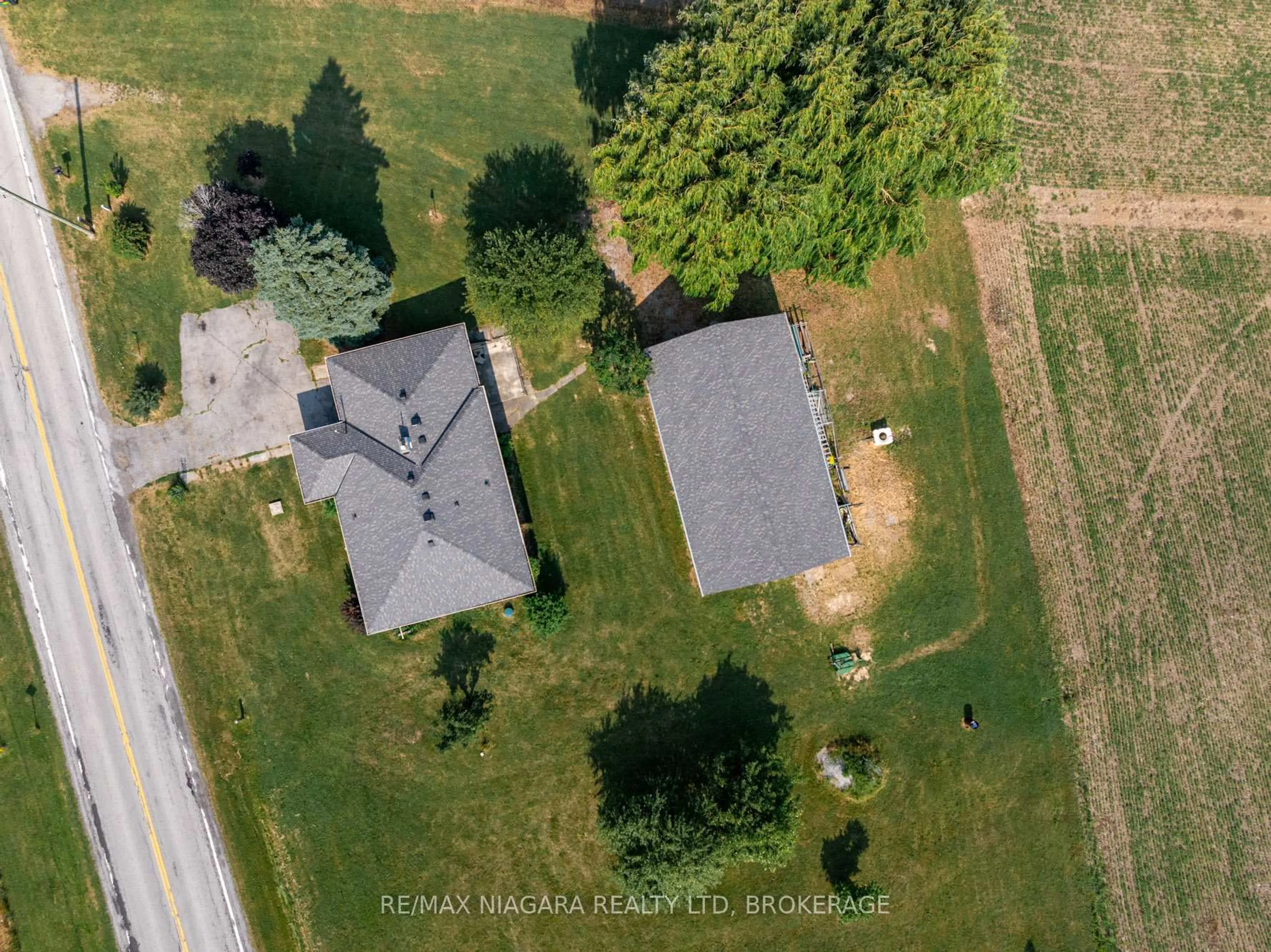 A pic from outside/outdoor area/front of a property/back of a property/a pic from drone, street for 298 RIDGE Rd, Grimsby Ontario L3M 4E7