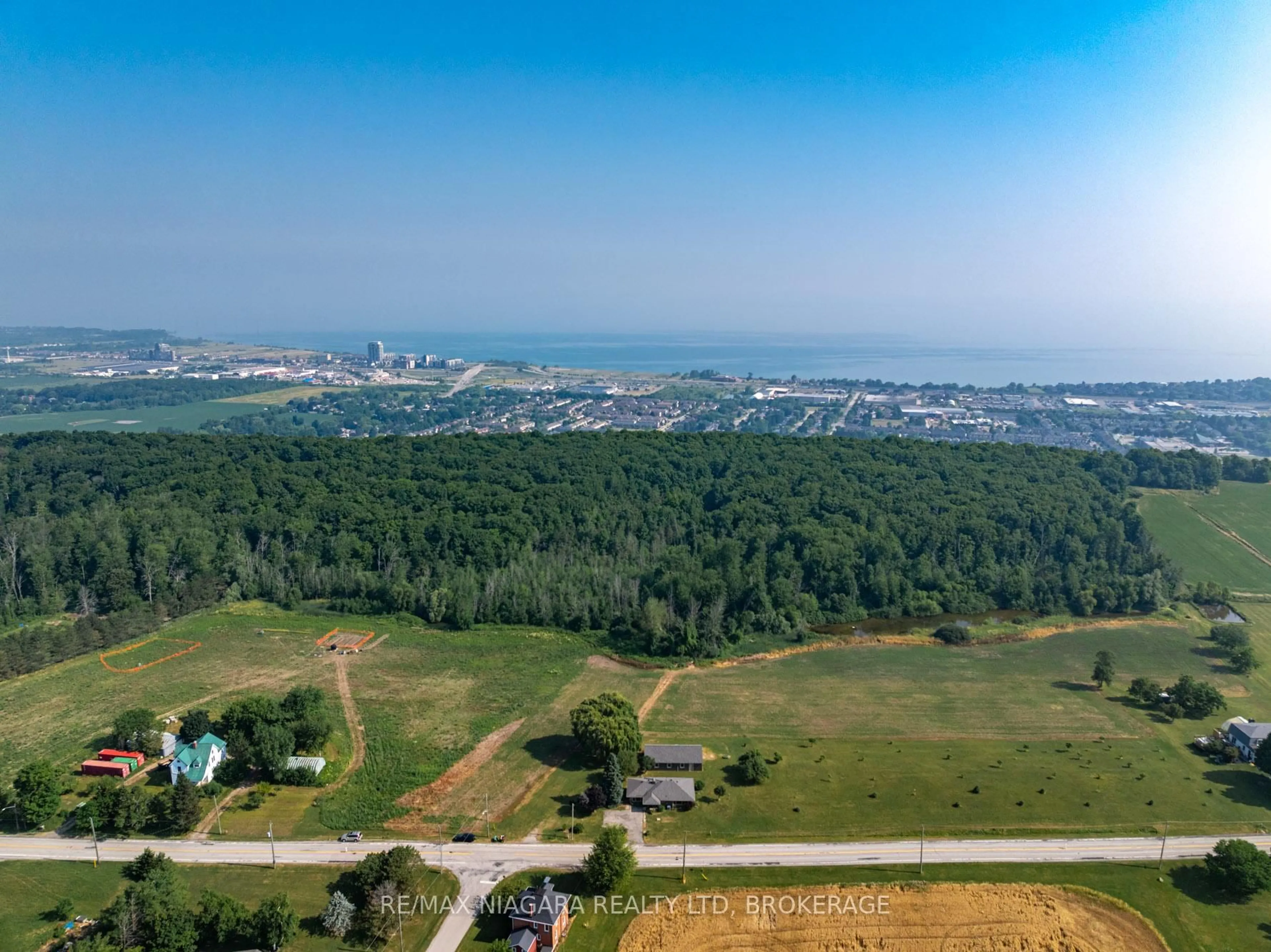 A pic from outside/outdoor area/front of a property/back of a property/a pic from drone, water/lake/river/ocean view for 298 RIDGE Rd, Grimsby Ontario L3M 4E7