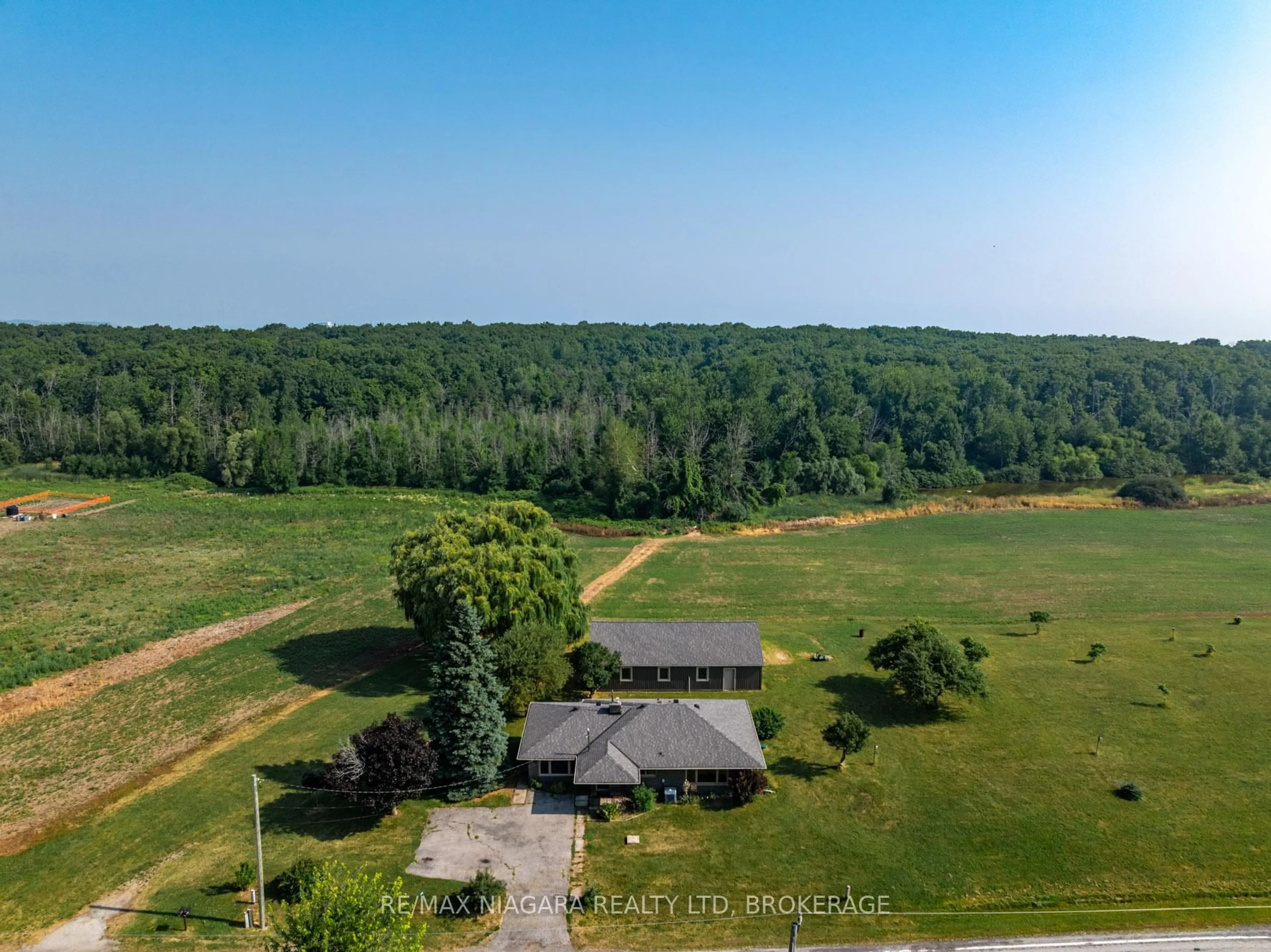 A pic from outside/outdoor area/front of a property/back of a property/a pic from drone, forest/trees view for 298 RIDGE Rd, Grimsby Ontario L3M 4E7