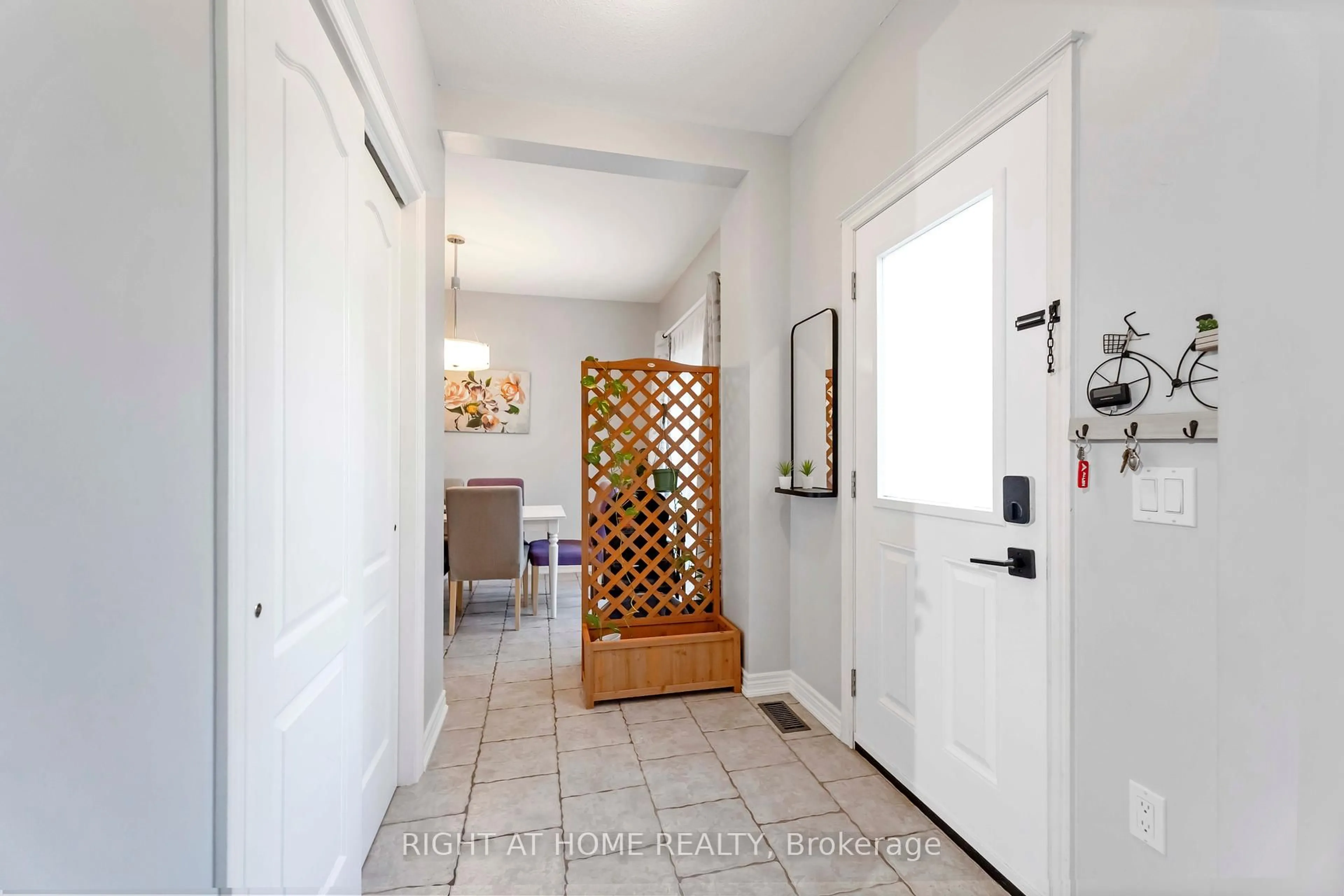 Indoor entryway for 1085 Harrogate Dr #35, Hamilton Ontario L9K 1R2