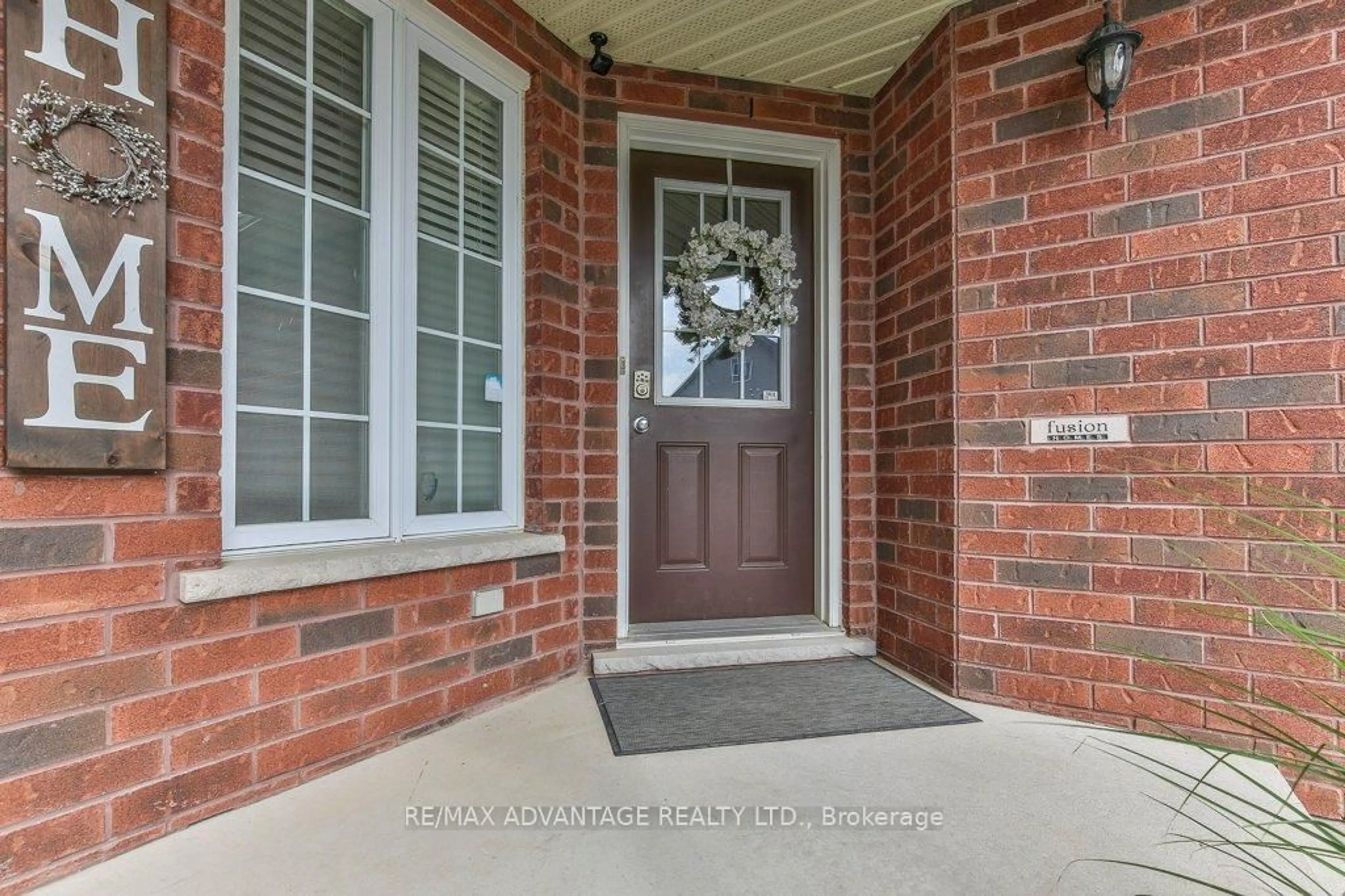 Indoor entryway for 2051 Foxwood Ave, London North Ontario N6G 0C6
