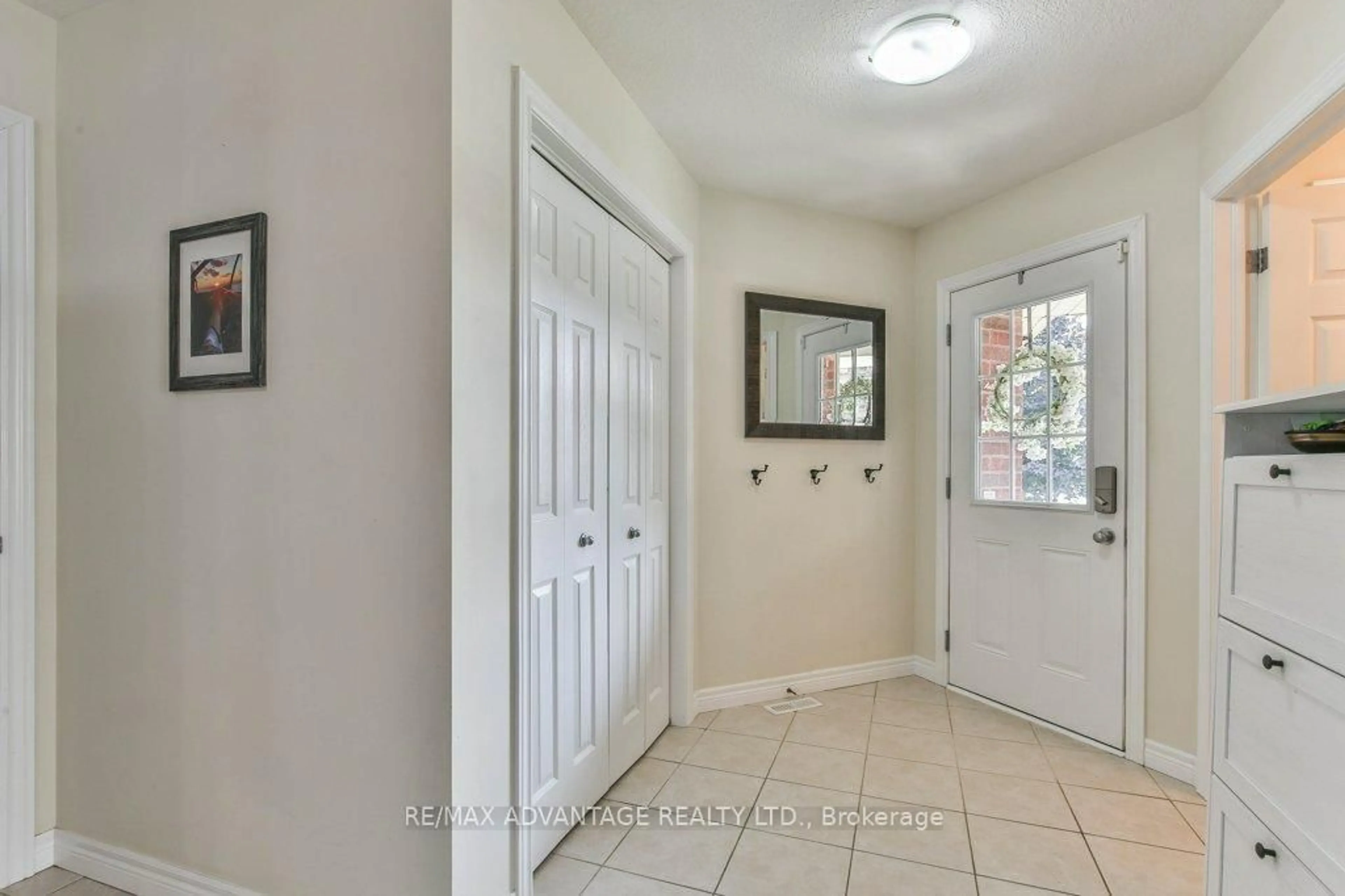 Indoor entryway for 2051 Foxwood Ave, London North Ontario N6G 0C6