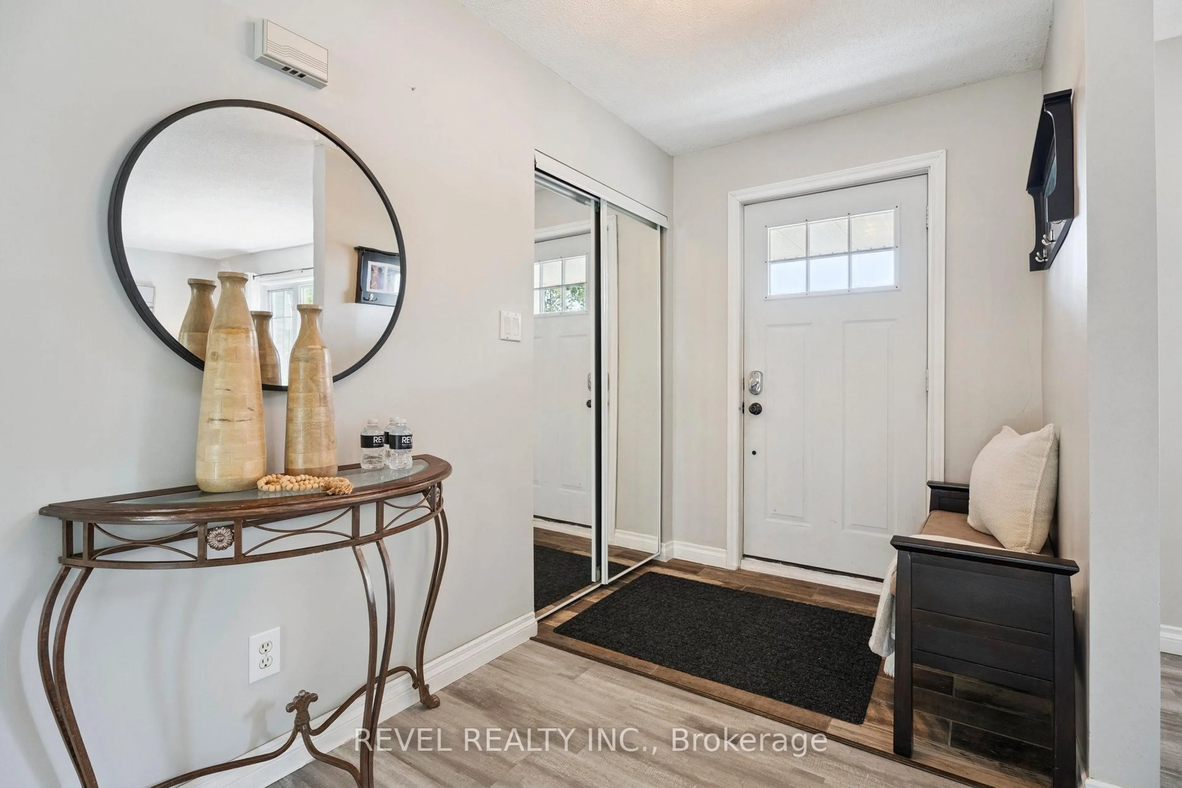 Indoor entryway for 40 Greenwood Cres, Kawartha Lakes Ontario K0M 2T0