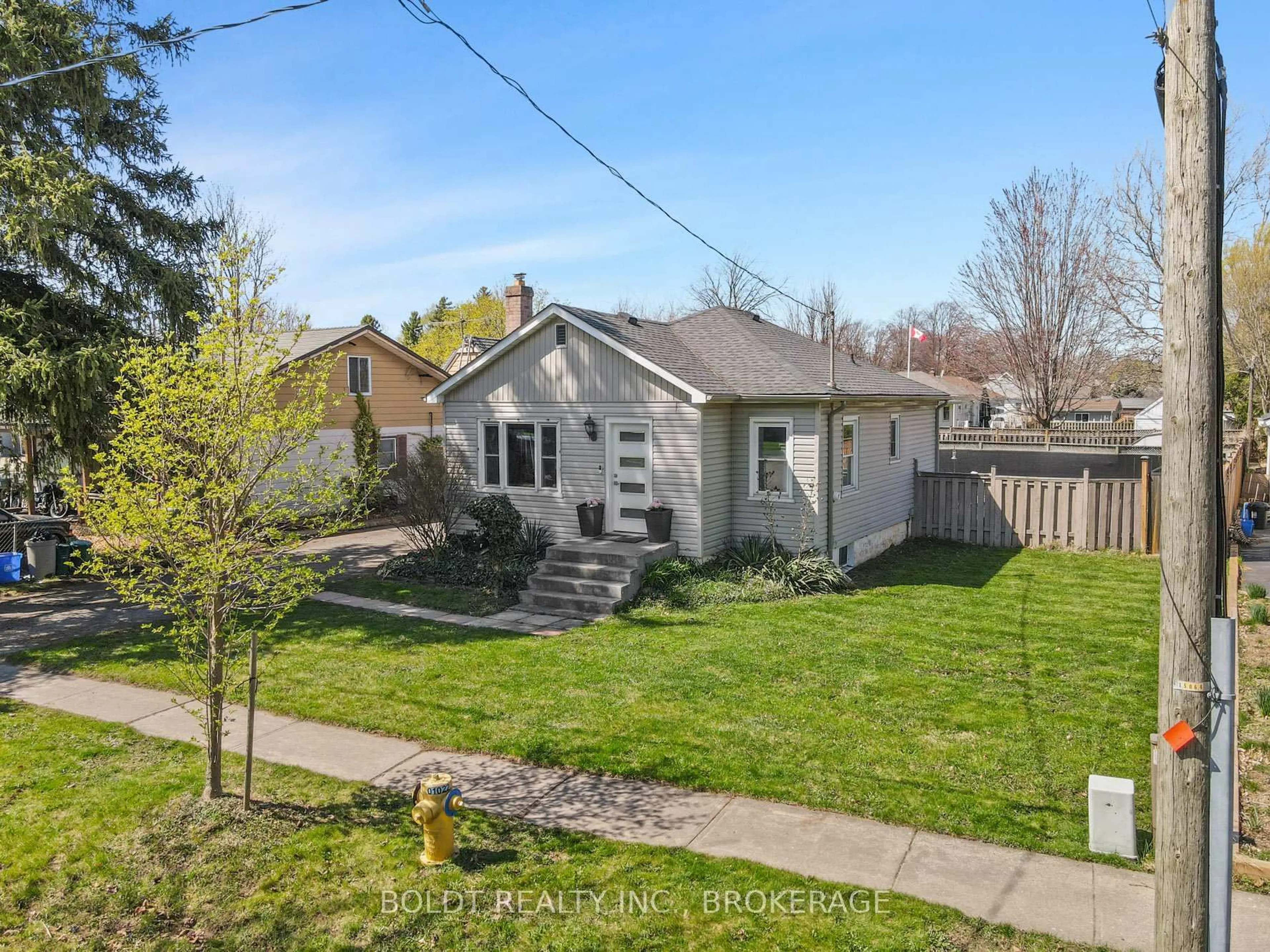 A pic from outside/outdoor area/front of a property/back of a property/a pic from drone, street for 11 Edward Ave, St. Catharines Ontario L2N 1K1