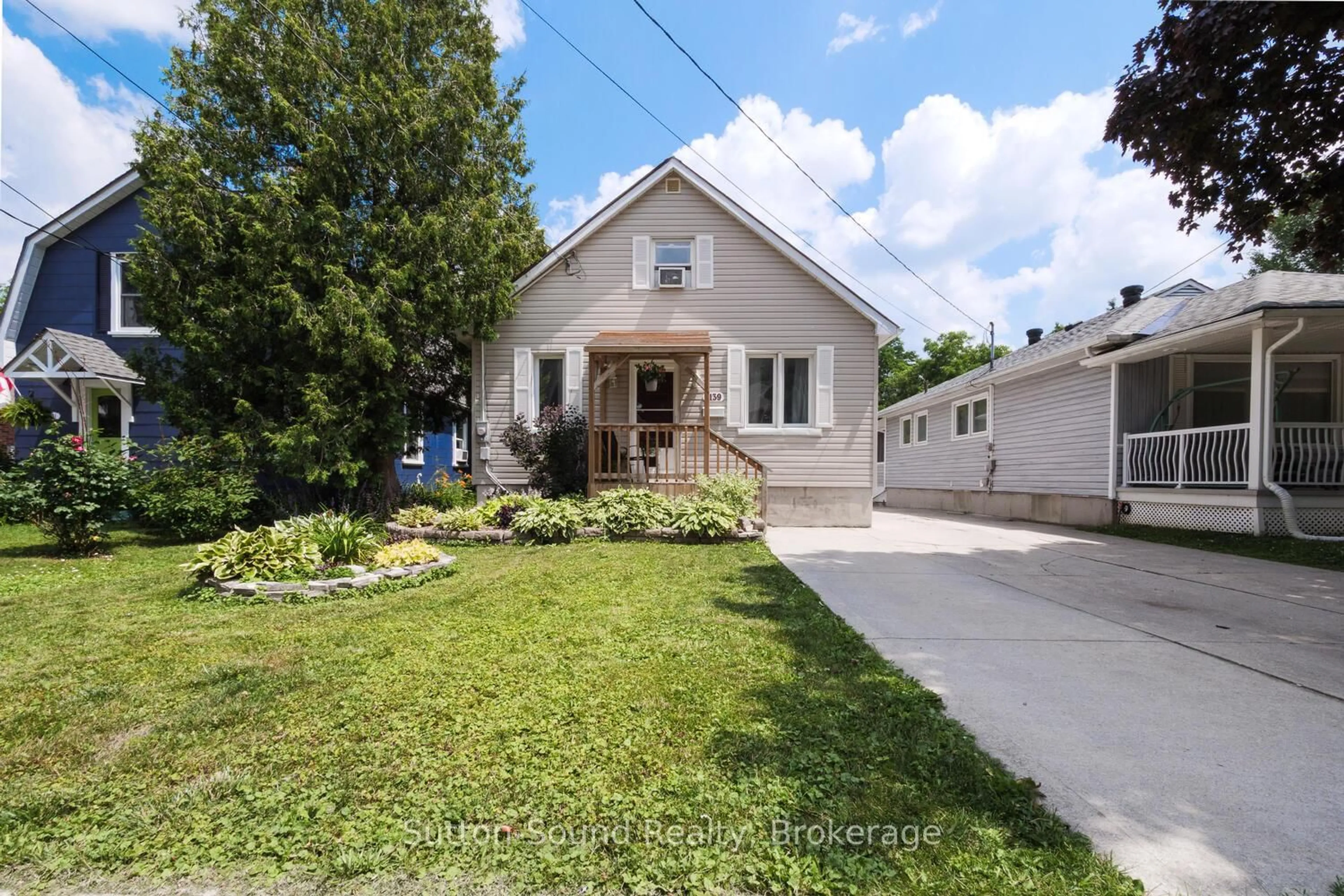 A pic from outside/outdoor area/front of a property/back of a property/a pic from drone, street for 1139 4th Ave, Owen Sound Ontario N4K 4W3