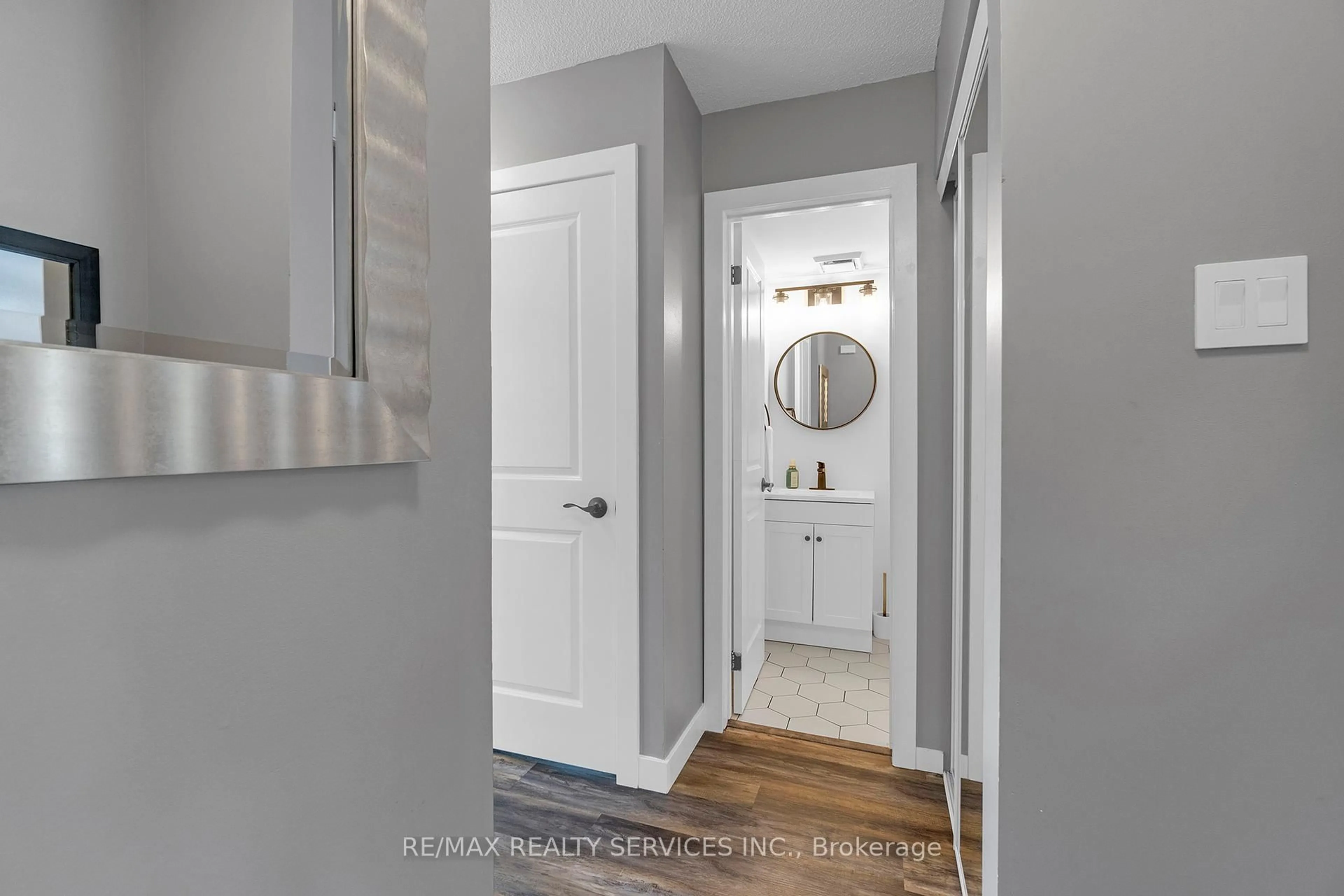 Indoor entryway for 126 Fairgreen Clse, Cambridge Ontario N1T 1T8
