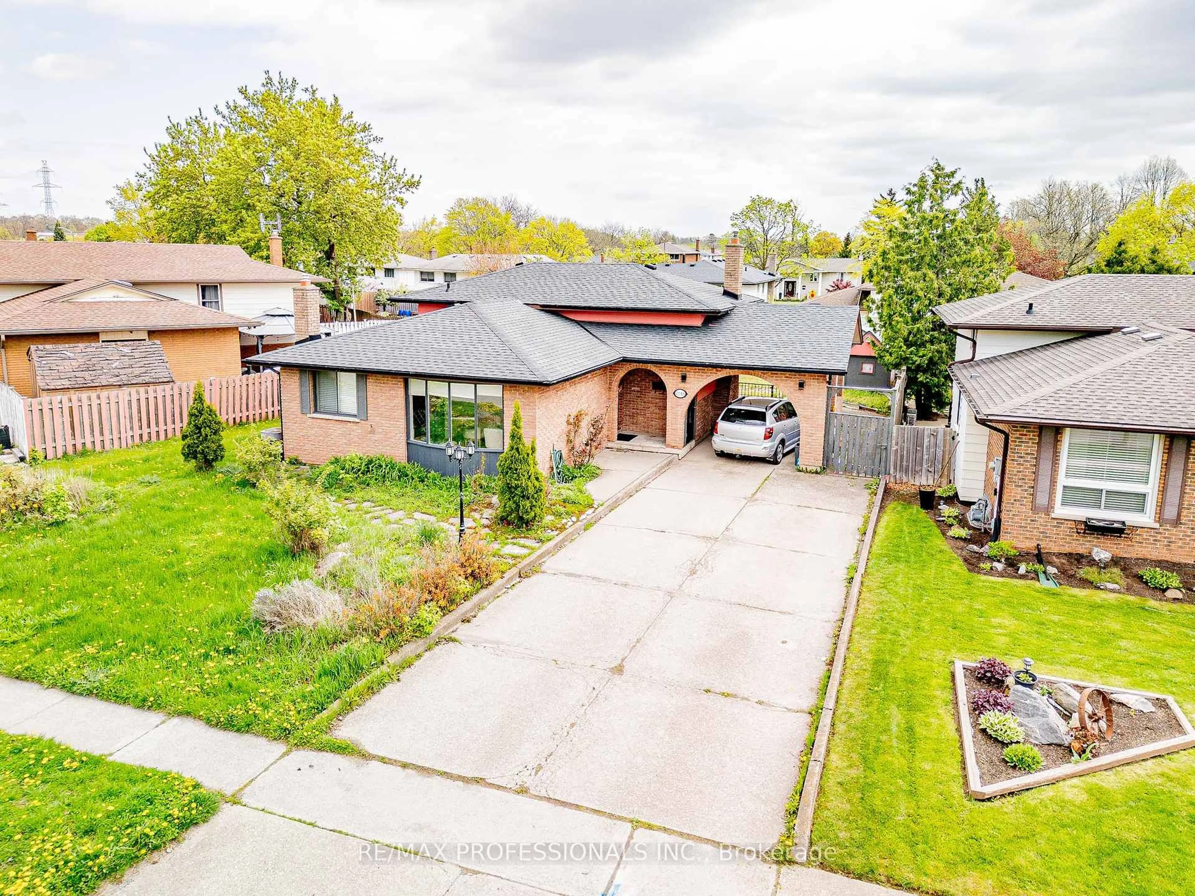 A pic from outside/outdoor area/front of a property/back of a property/a pic from drone, street for 7248 CASEY St, Niagara Falls Ontario L2J 3R2