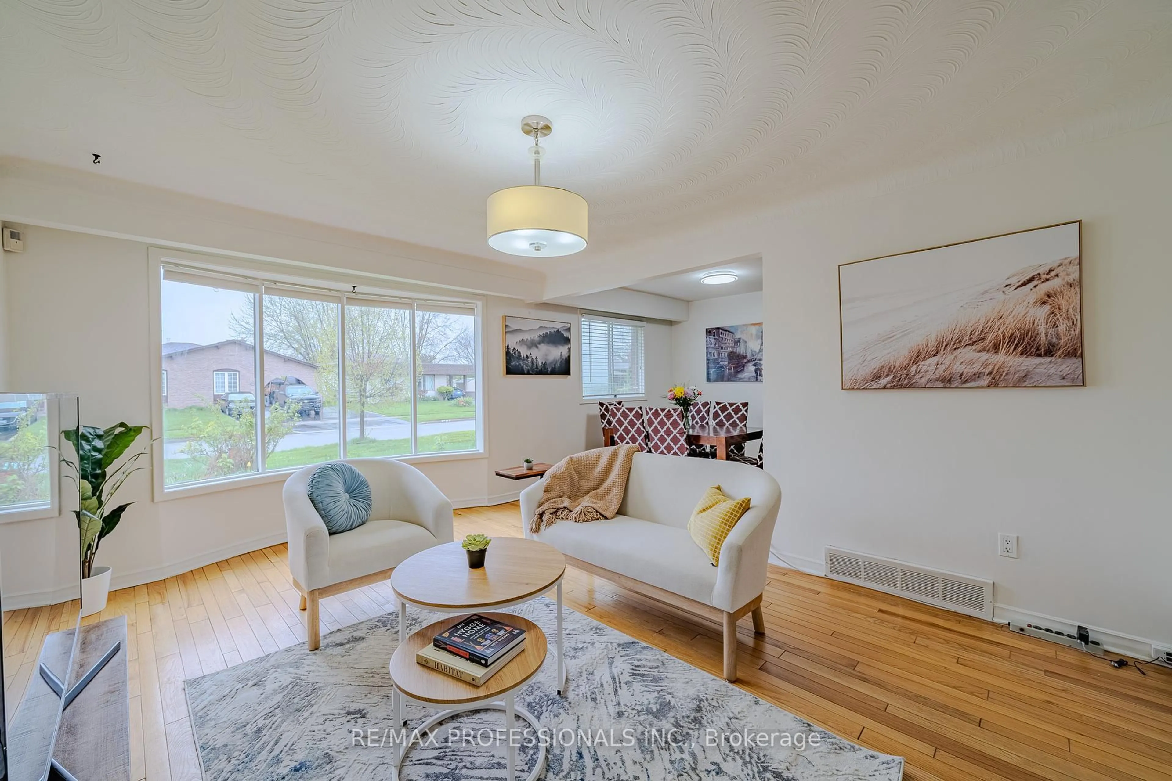 Living room with furniture, wood/laminate floor for 7248 CASEY St, Niagara Falls Ontario L2J 3R2