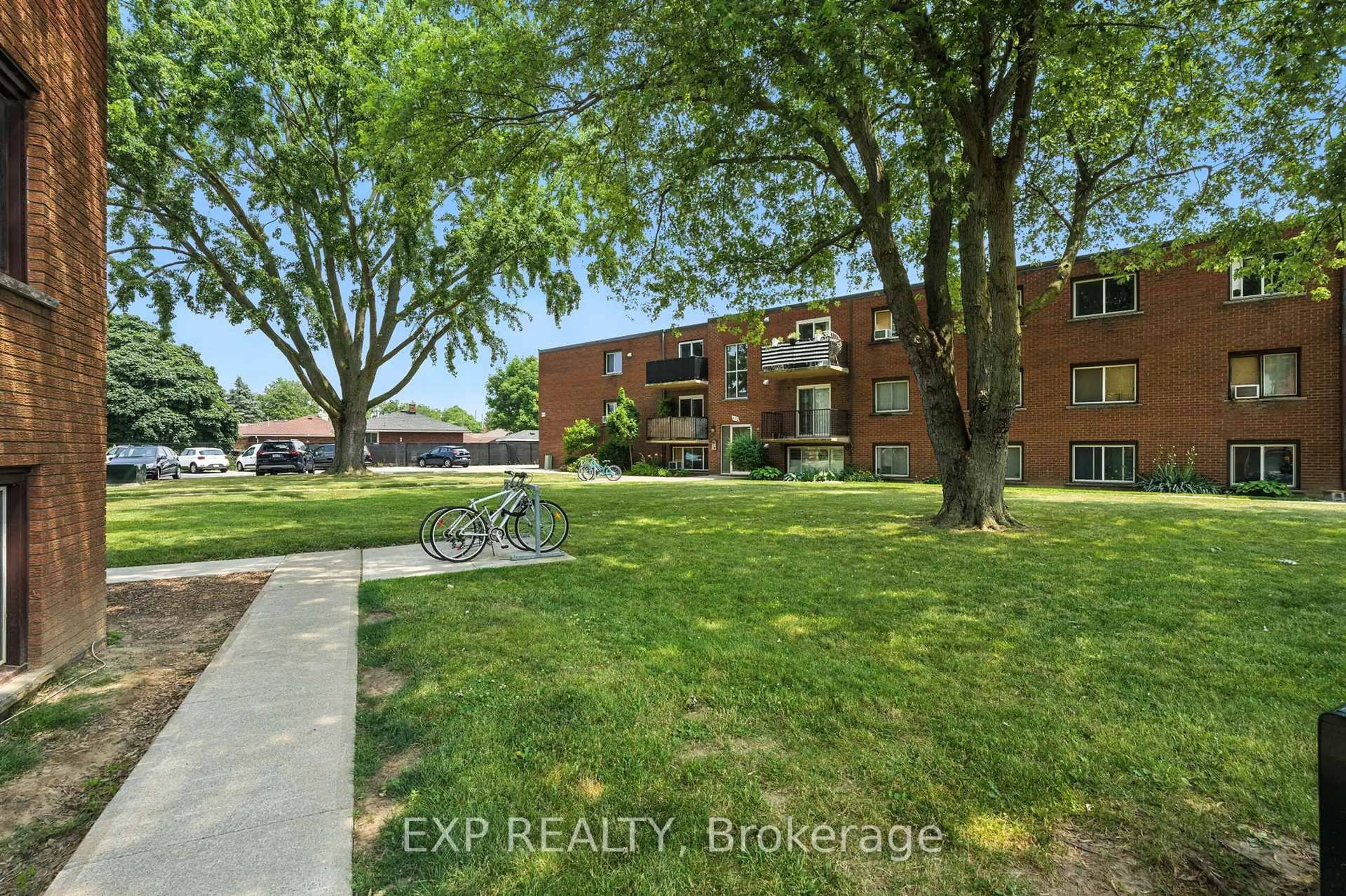 A pic from outside/outdoor area/front of a property/back of a property/a pic from drone, street for 450 Carlton St #36, St. Catharines Ontario L2M 4X1