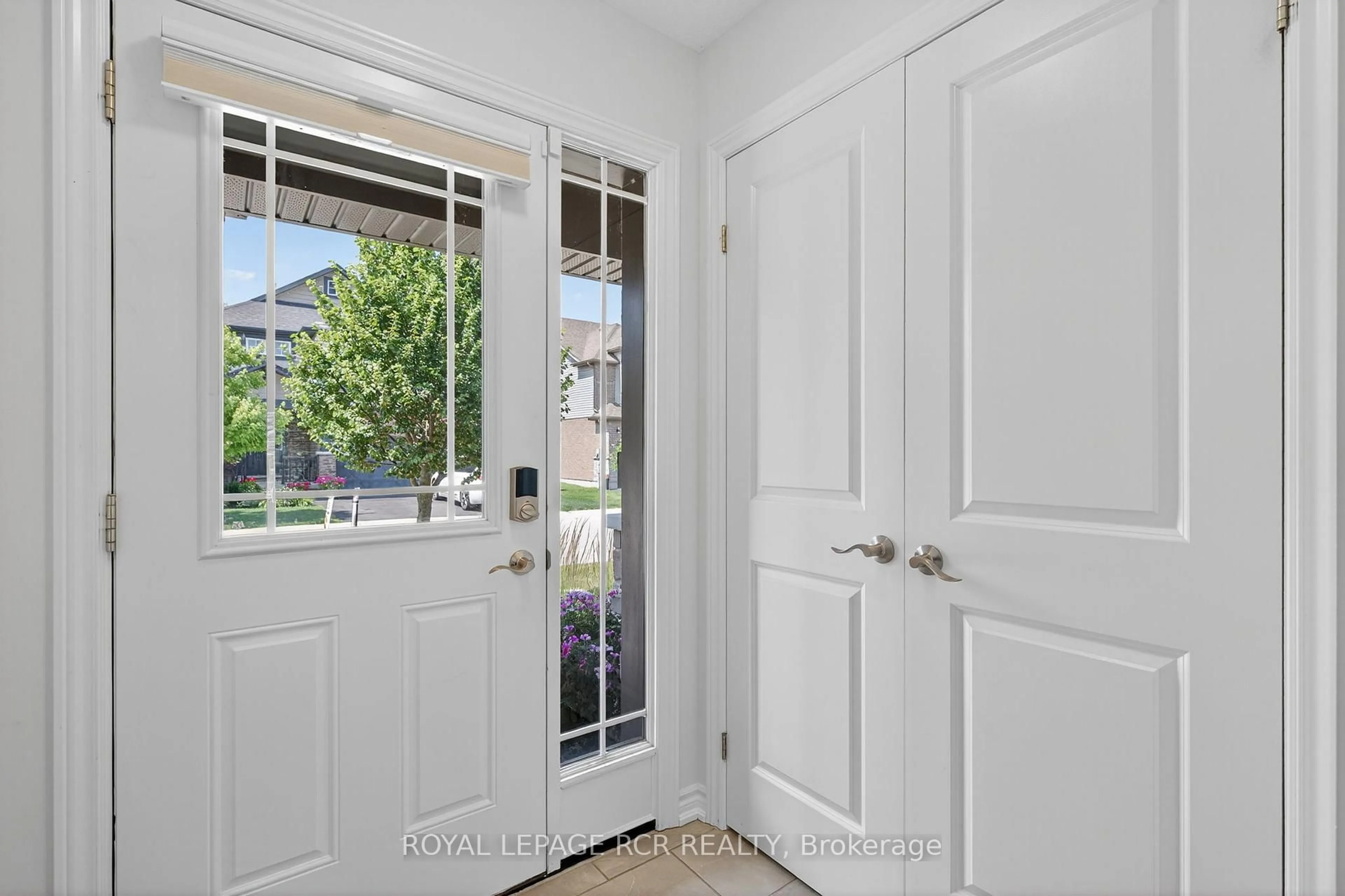 Indoor entryway for 24 WESTMINSTER Cres, Centre Wellington Ontario N1M 1Y8
