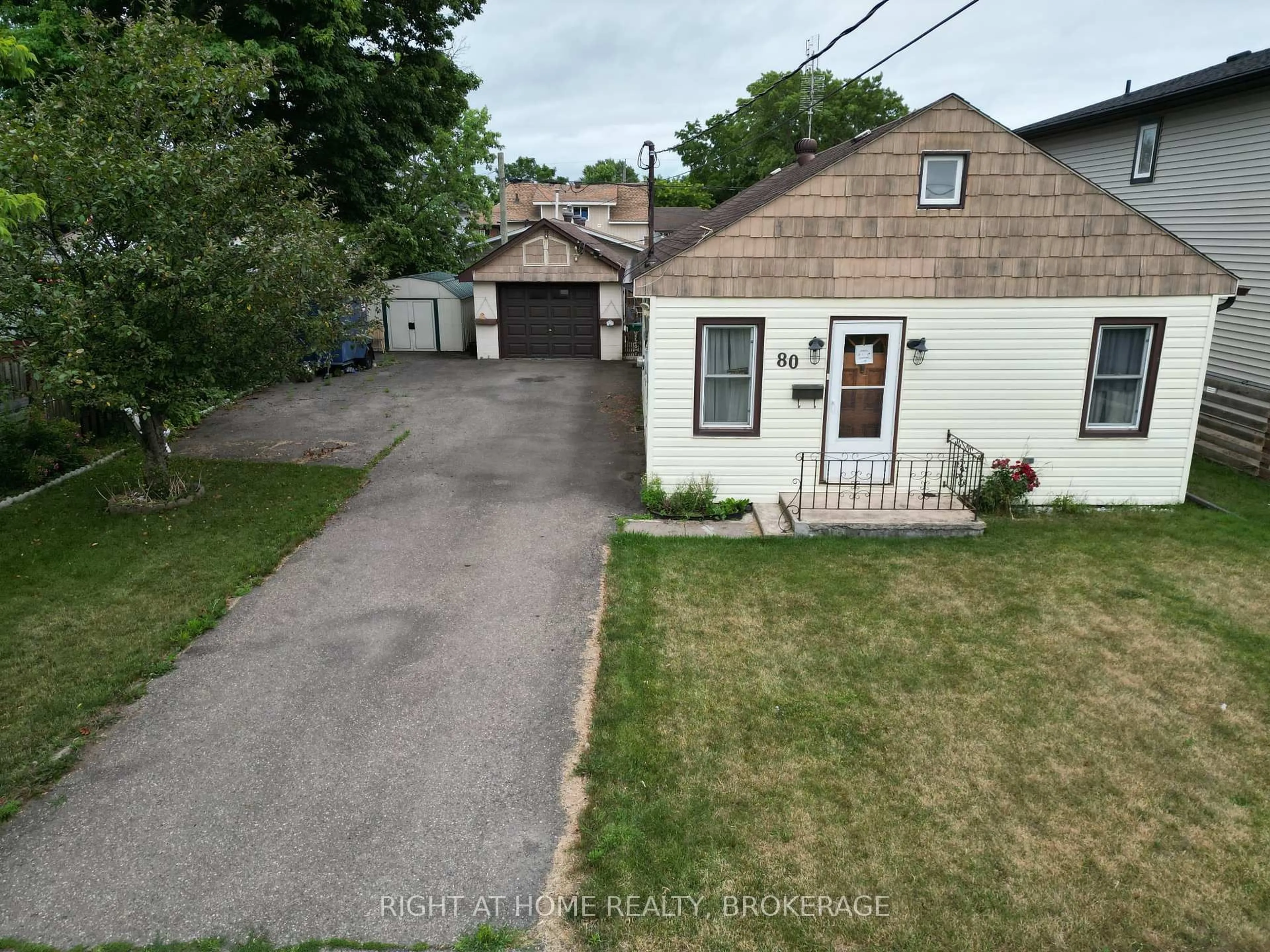 A pic from outside/outdoor area/front of a property/back of a property/a pic from drone, street for 80 Knoll St, Port Colborne Ontario L3K 5A6