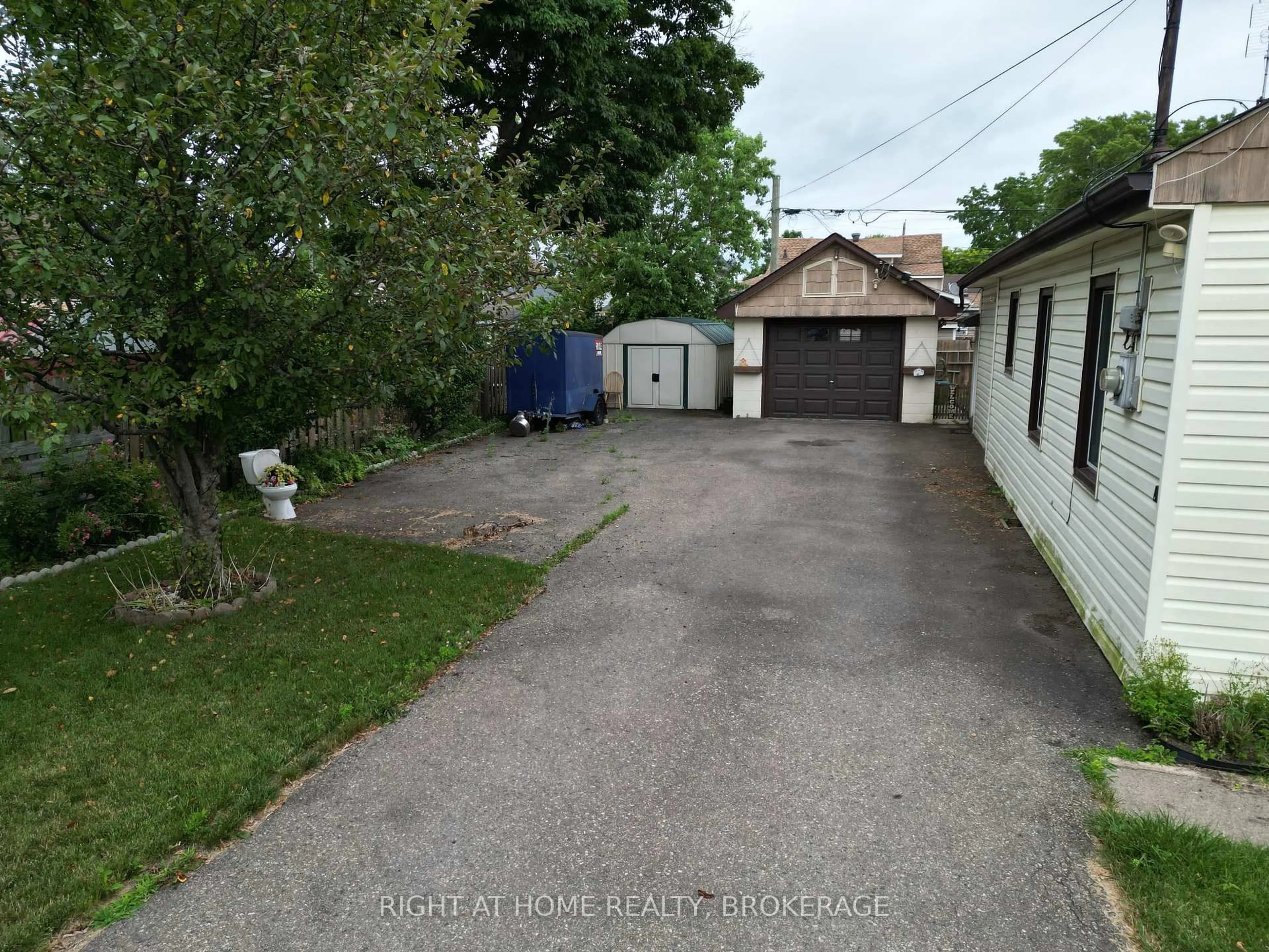 A pic from outside/outdoor area/front of a property/back of a property/a pic from drone, street for 80 Knoll St, Port Colborne Ontario L3K 5A6