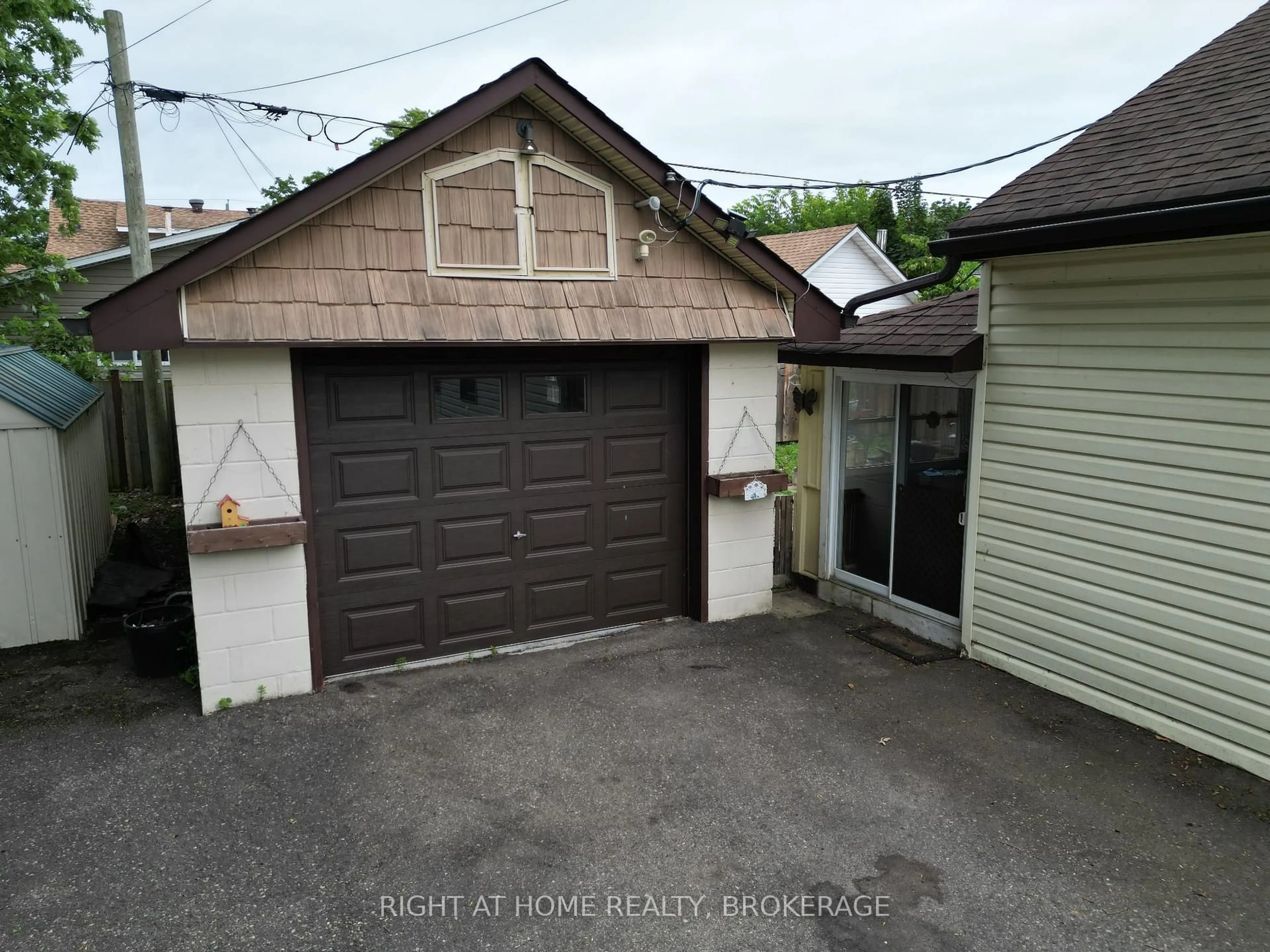 Indoor garage for 80 Knoll St, Port Colborne Ontario L3K 5A6
