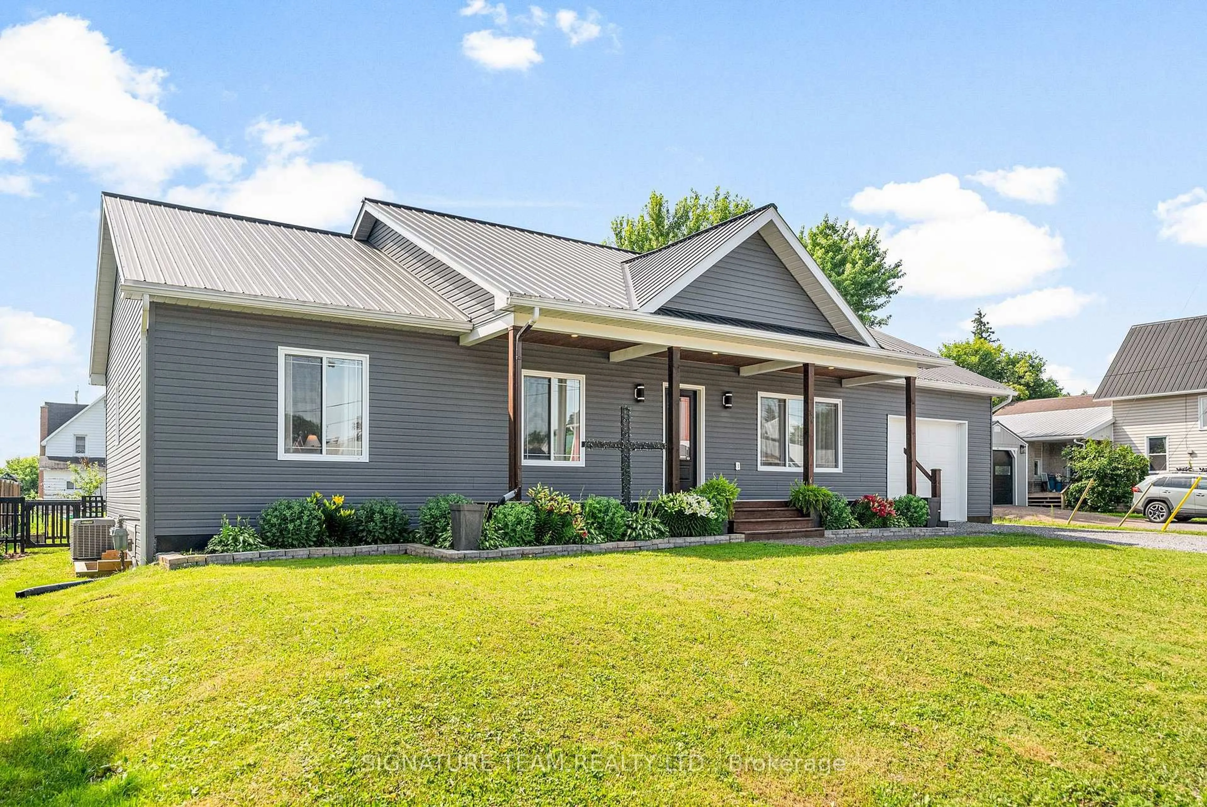 Home with vinyl exterior material, unknown for 17 Meadow St, Cobden Ontario K0J 1K0