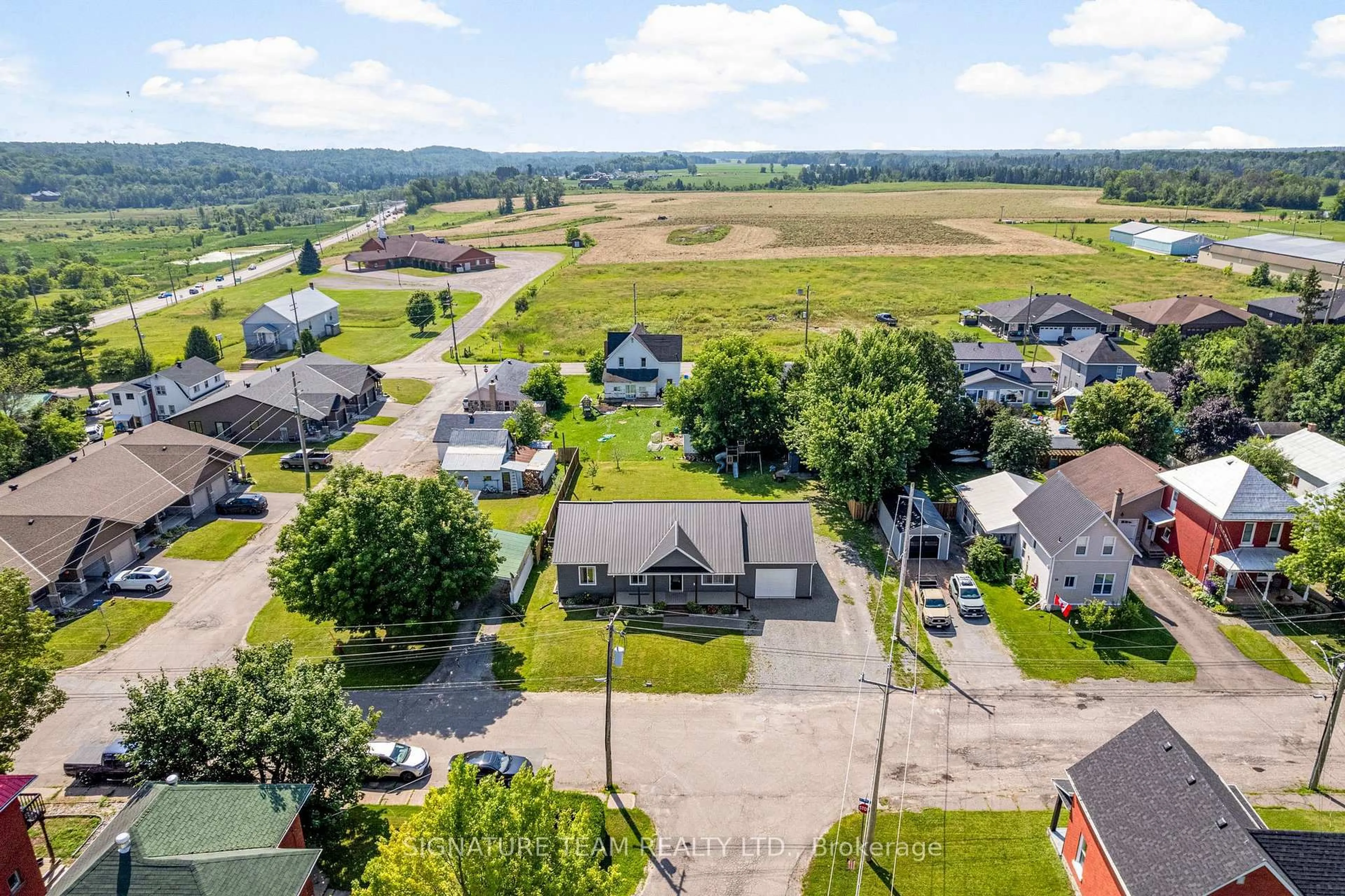 A pic from outside/outdoor area/front of a property/back of a property/a pic from drone, unknown for 17 Meadow St, Cobden Ontario K0J 1K0