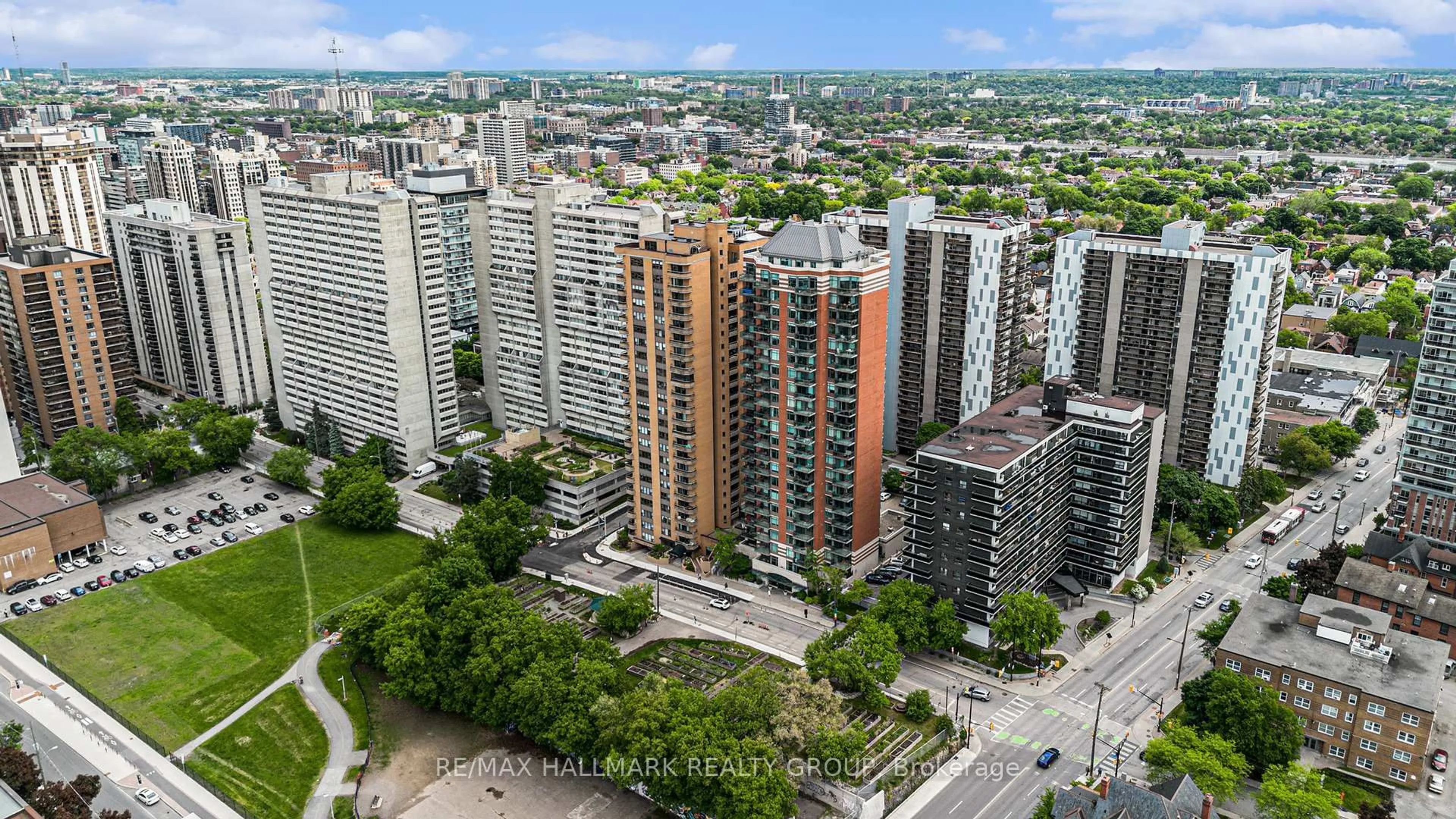 A pic from outside/outdoor area/front of a property/back of a property/a pic from drone, city buildings view from balcony for 556 Laurier Ave #1404, Ottawa Ontario K1R 7X2