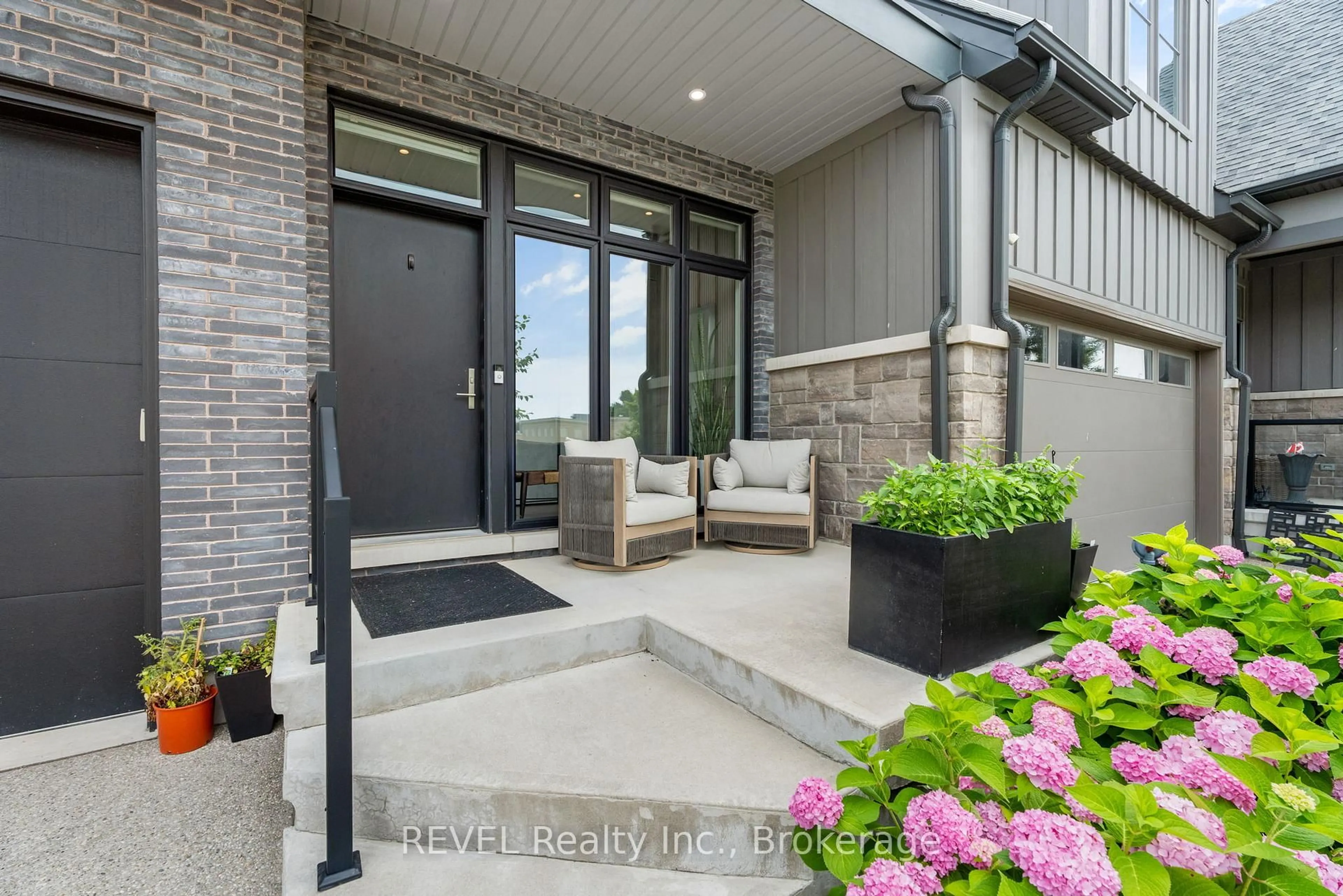 Indoor entryway for 58 Tulip Tree Common, St. Catharines Ontario L2S 4C8