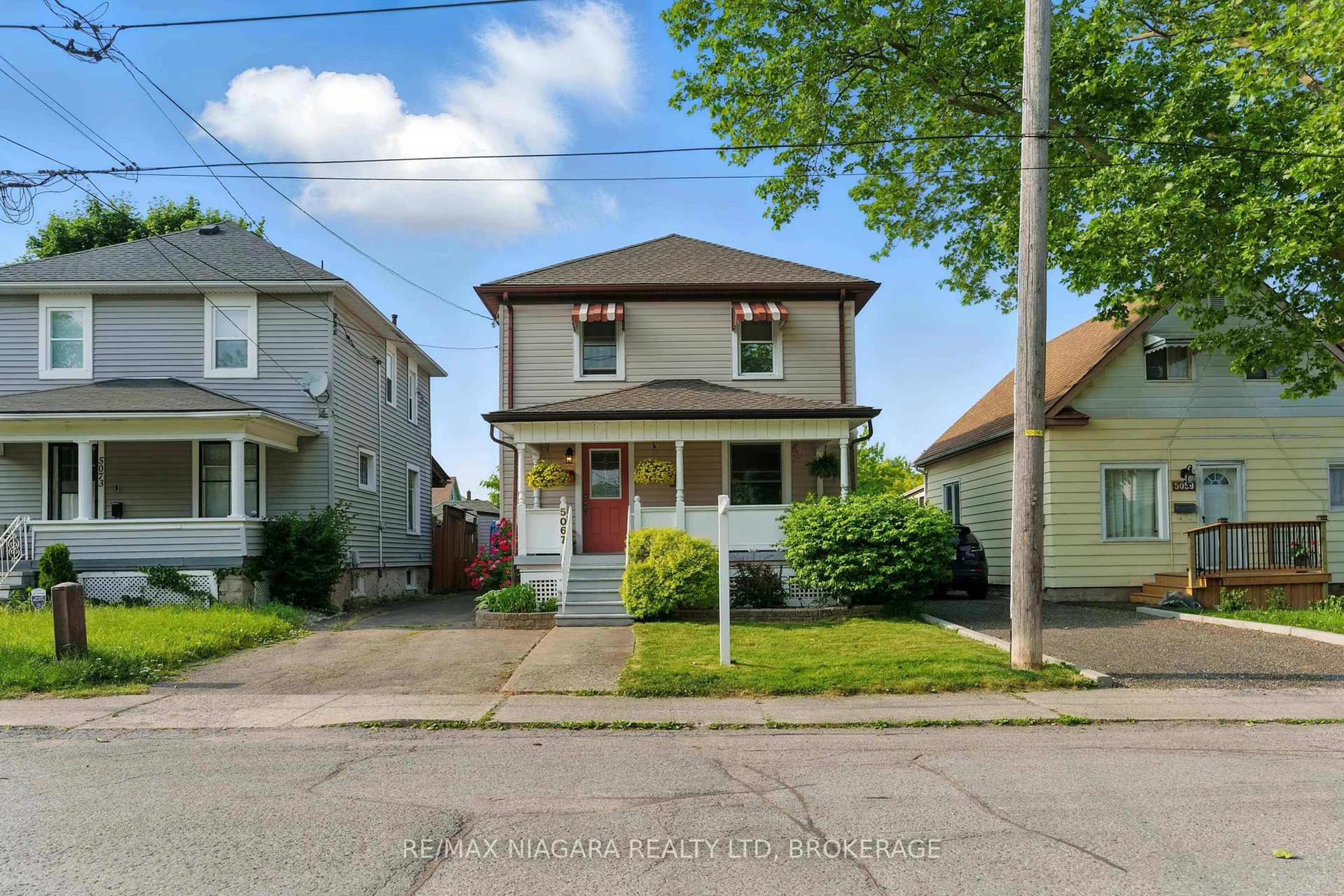 A pic from outside/outdoor area/front of a property/back of a property/a pic from drone, street for 5067 Willmott St, Niagara Falls Ontario L2E 2A2