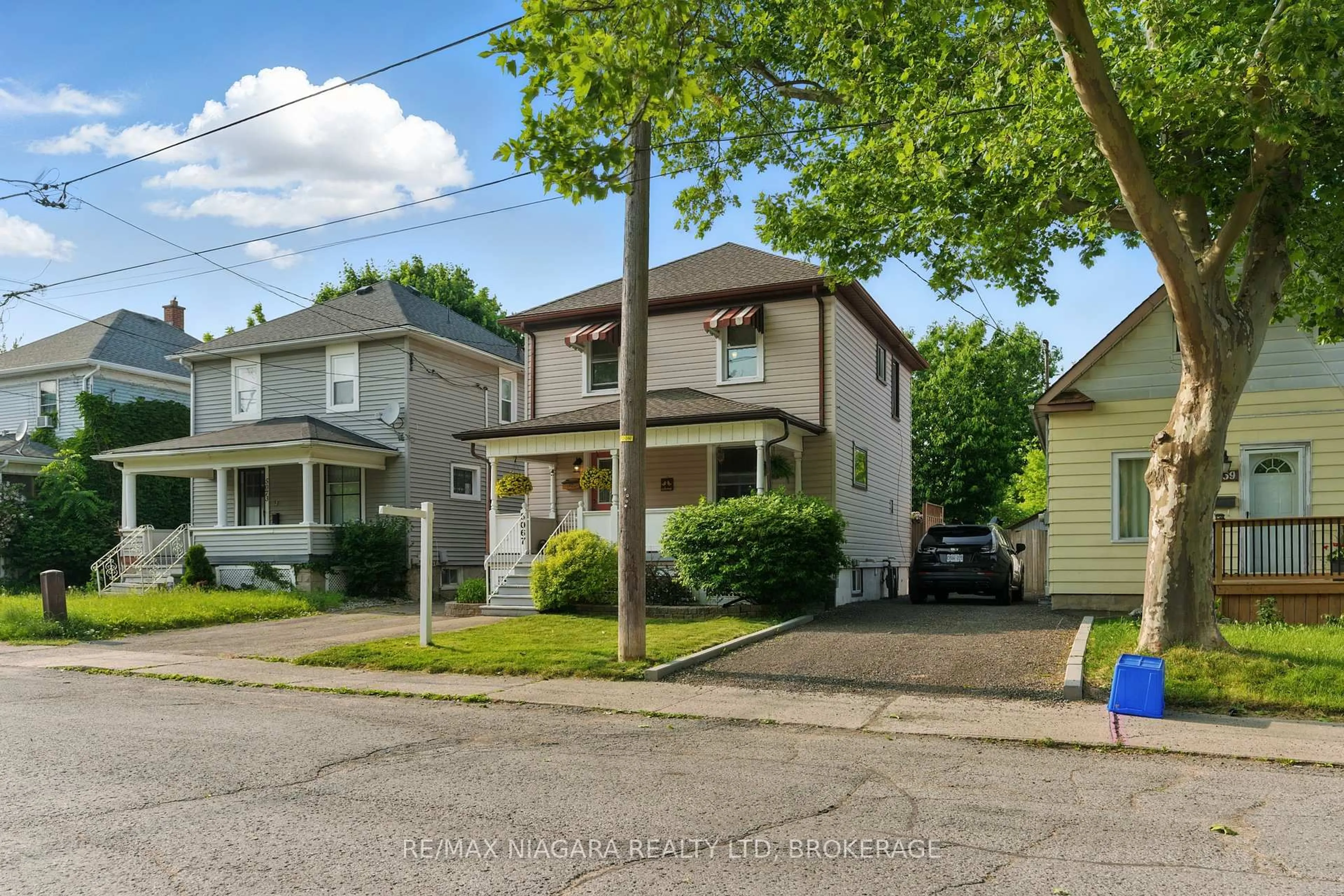 A pic from outside/outdoor area/front of a property/back of a property/a pic from drone, street for 5067 Willmott St, Niagara Falls Ontario L2E 2A2