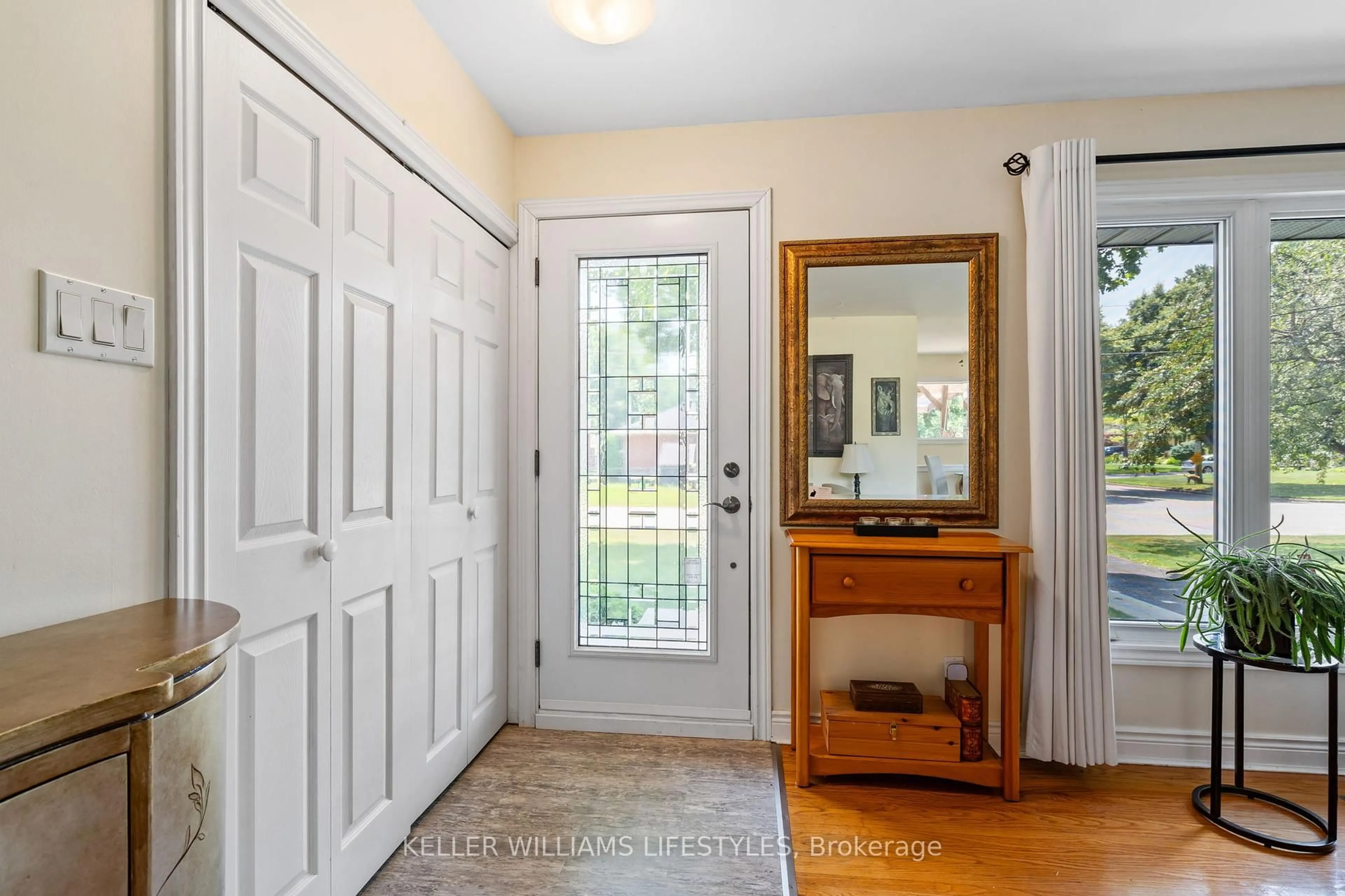 Indoor entryway for 419 Randol Dr, London South Ontario N6J 1C5