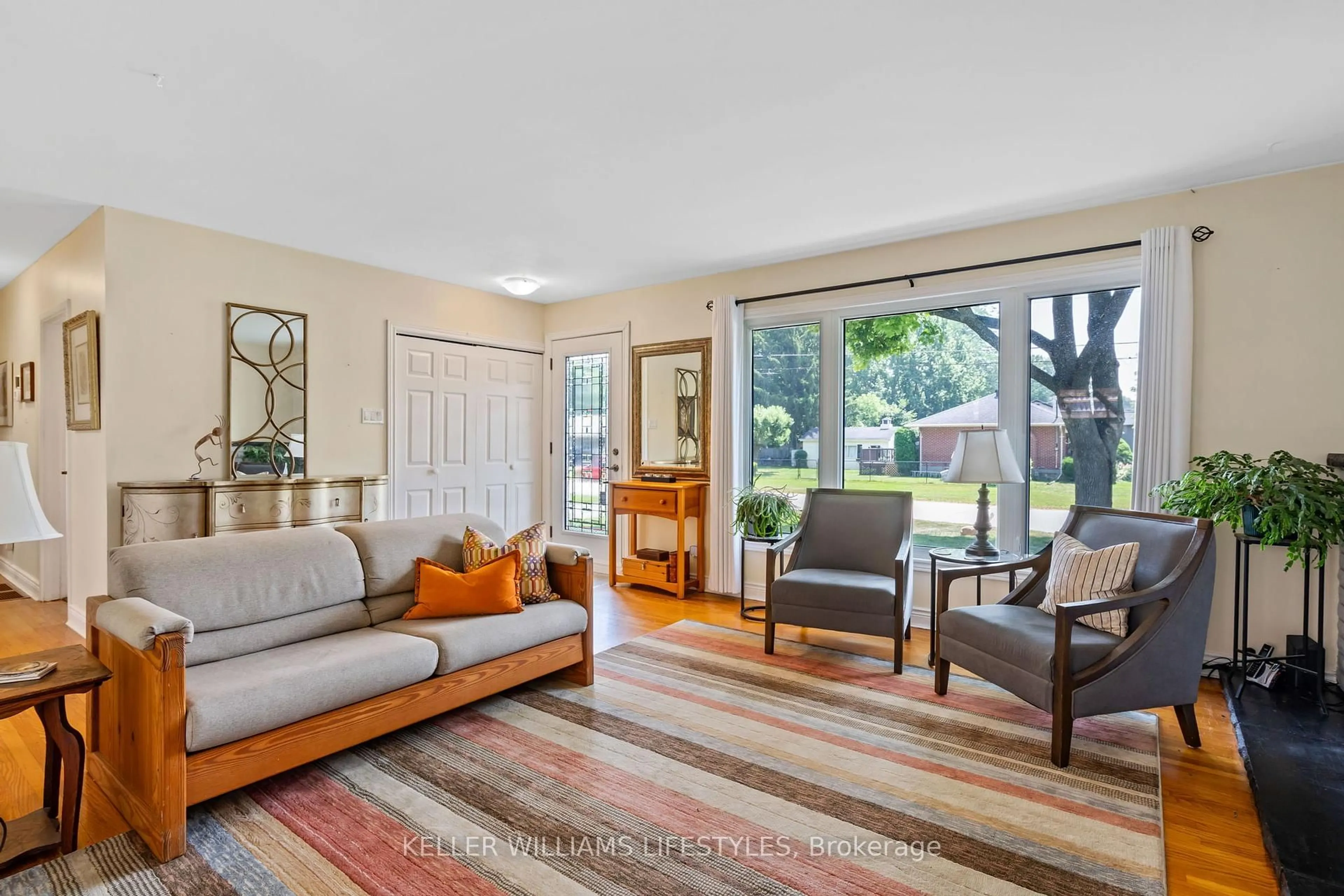 Living room with furniture, unknown for 419 Randol Dr, London South Ontario N6J 1C5