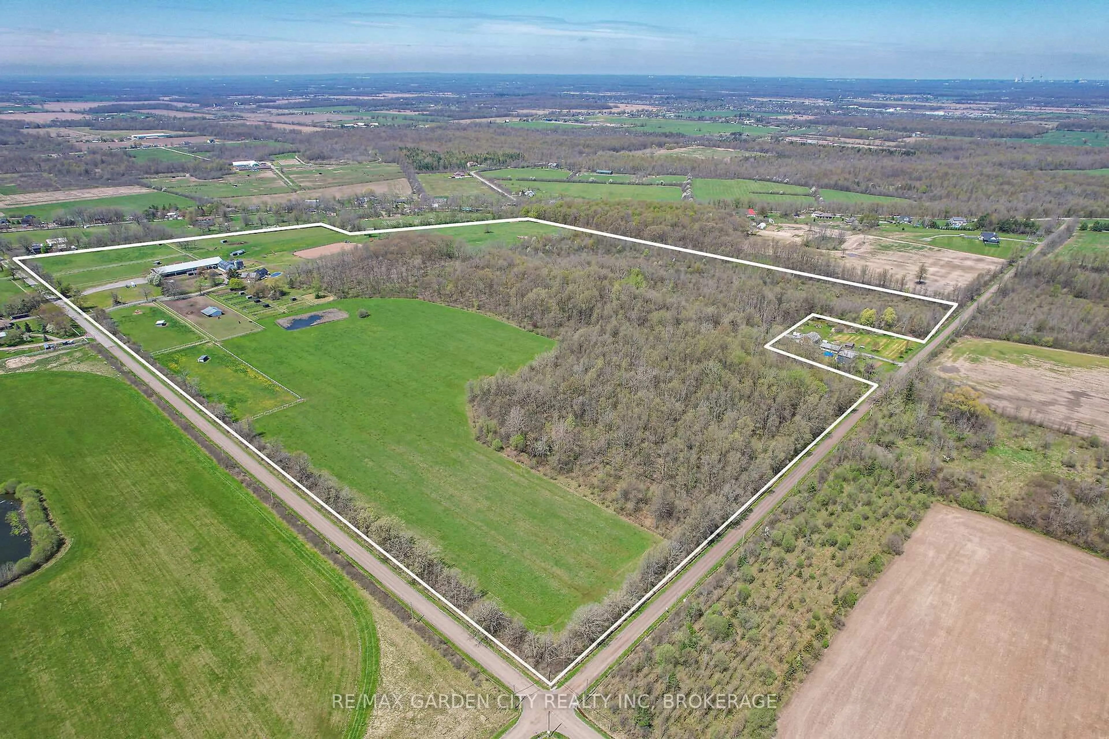 A pic from outside/outdoor area/front of a property/back of a property/a pic from drone, unknown for 3200 Bertie Rd, Fort Erie Ontario L0S 1N0