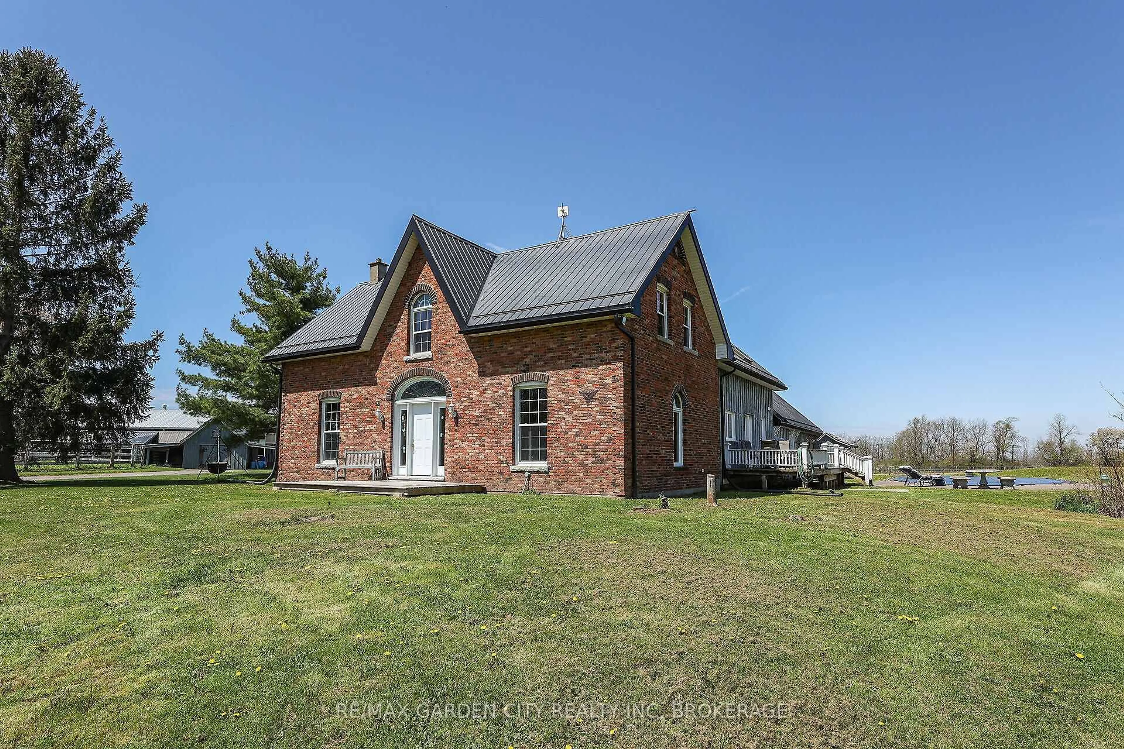 A pic from outside/outdoor area/front of a property/back of a property/a pic from drone, building for 3200 Bertie Rd, Fort Erie Ontario L0S 1N0