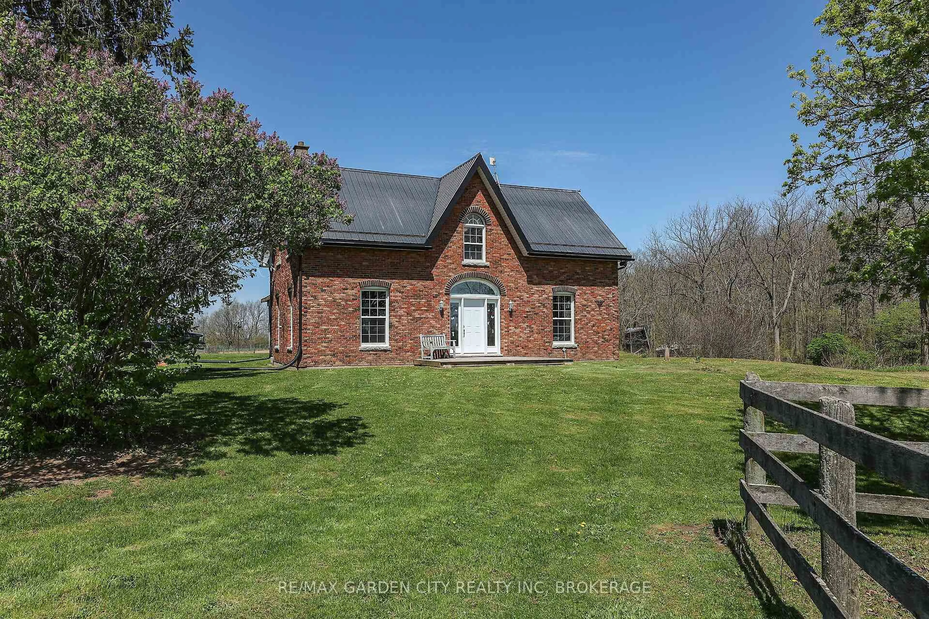 A pic from outside/outdoor area/front of a property/back of a property/a pic from drone, building for 3200 Bertie Rd, Fort Erie Ontario L0S 1N0