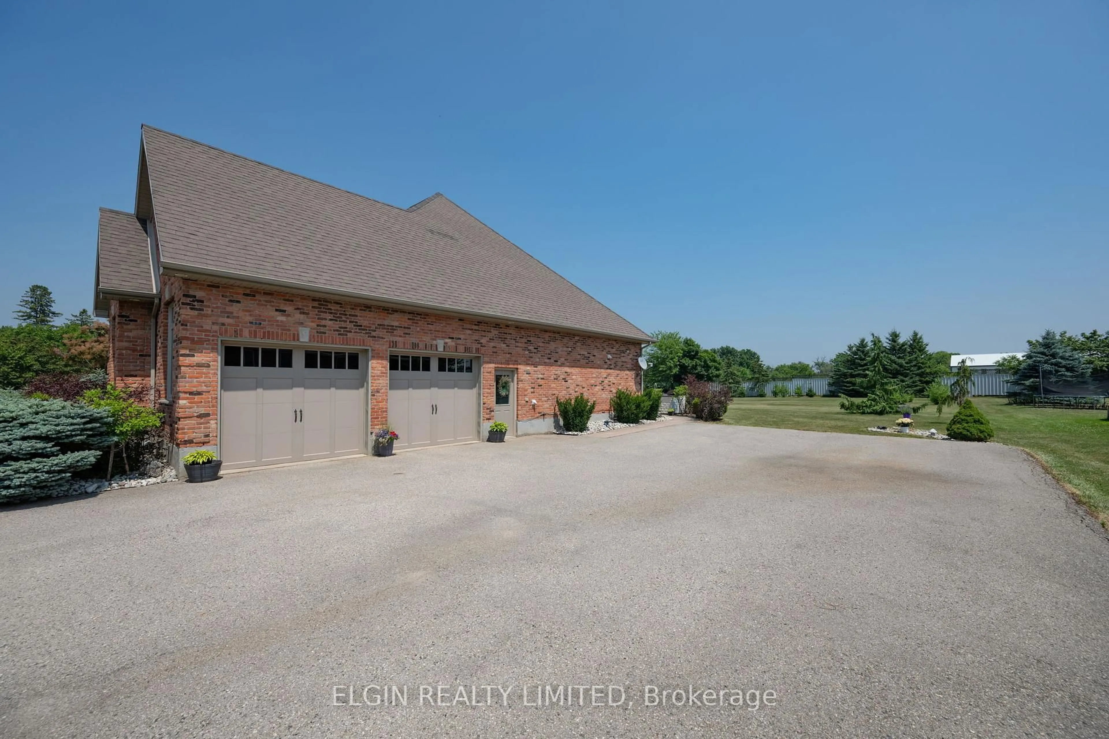 Indoor garage for 9538 Tower Rd, Central Elgin Ontario N5P 3S7
