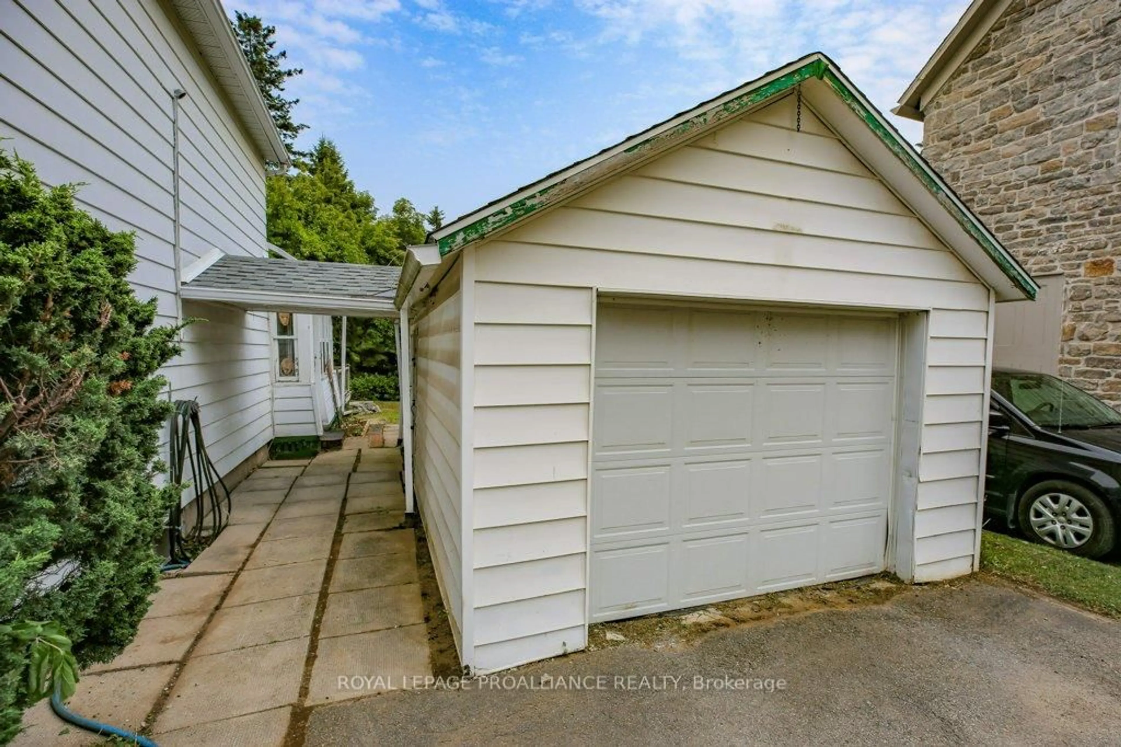 Indoor garage for 376 East St, Prescott Ontario K0E 1T0