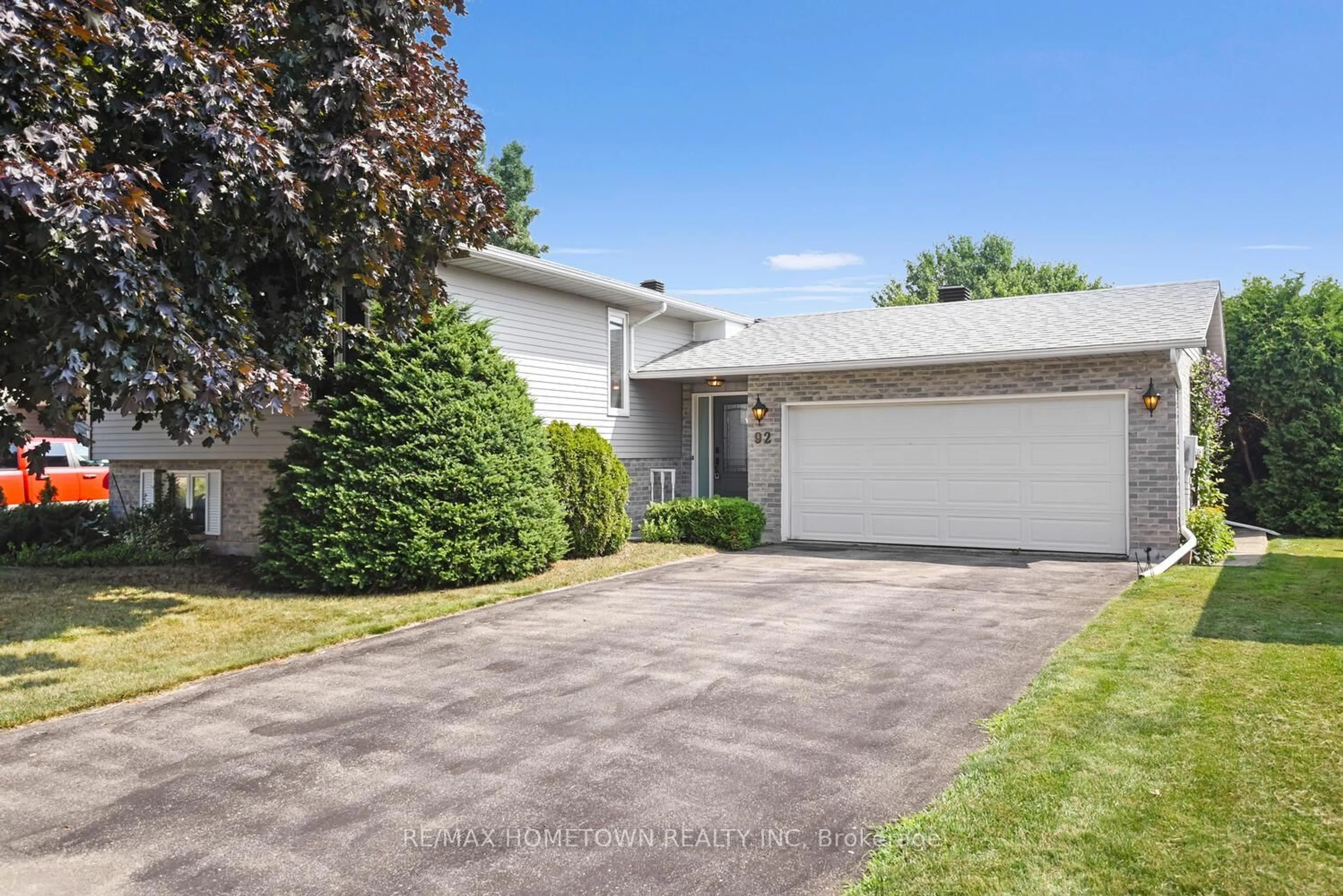 A pic from outside/outdoor area/front of a property/back of a property/a pic from drone, street for 92 Cambridge Cres, Brockville Ontario K6V 6L8