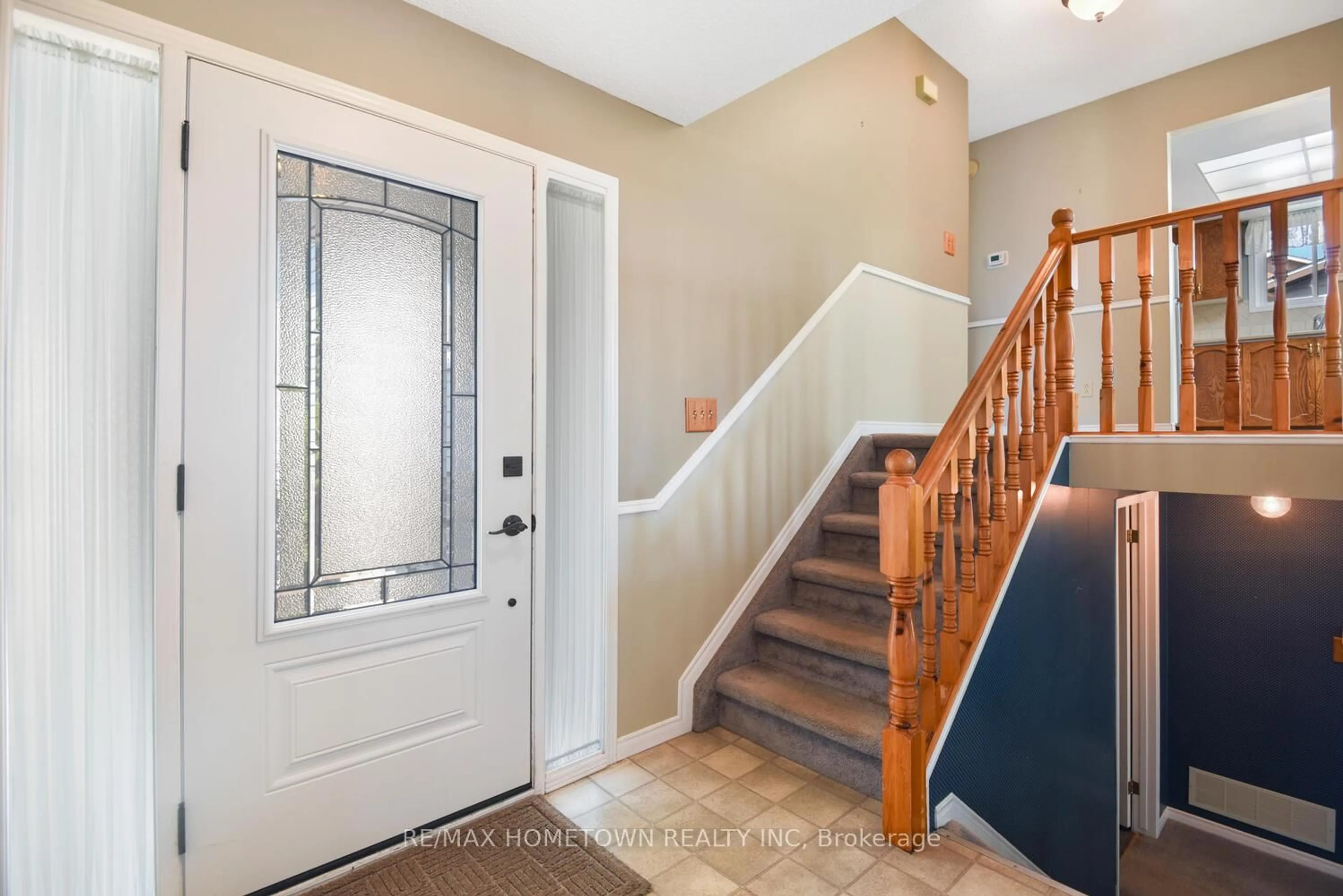 Indoor entryway for 92 Cambridge Cres, Brockville Ontario K6V 6L8