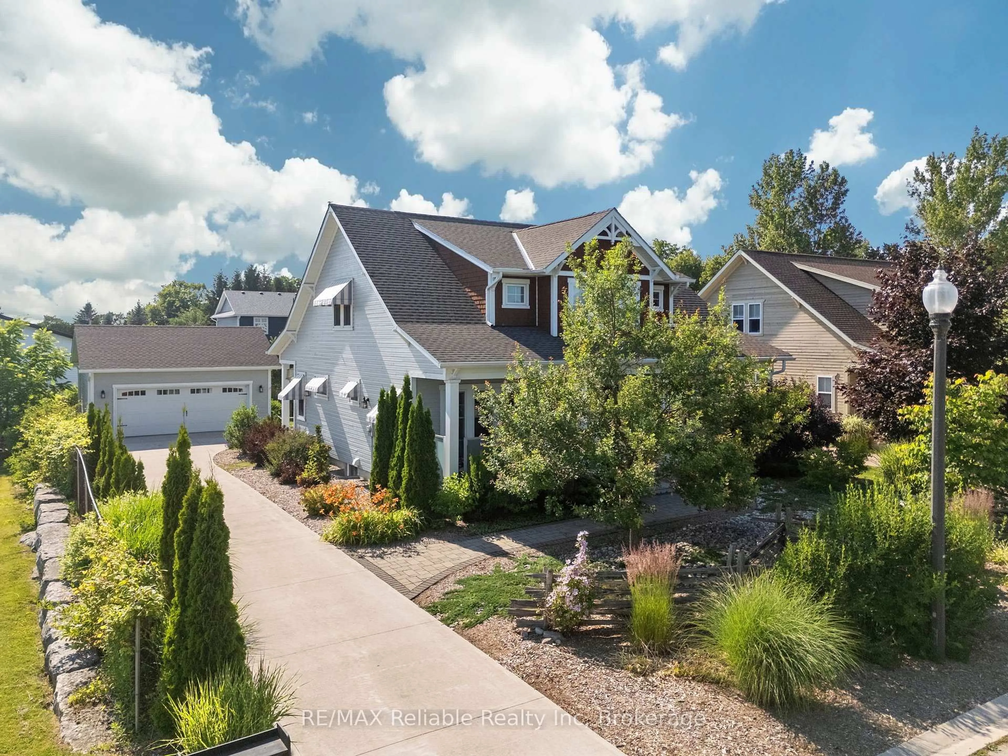 Home with vinyl exterior material, mountain view for 32 Thimbleweed Dr, Bluewater Ontario N0M 1G0