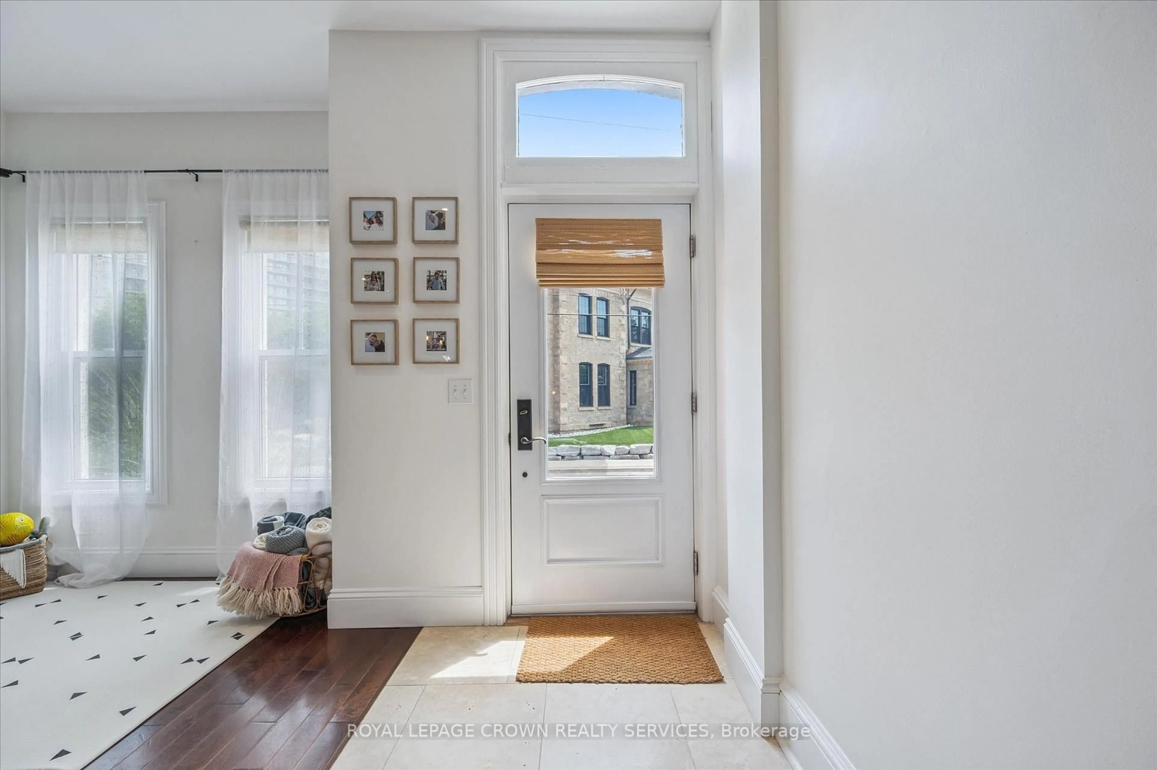 Indoor entryway for 66 St Andrews St, Cambridge Ontario N1S 1M4