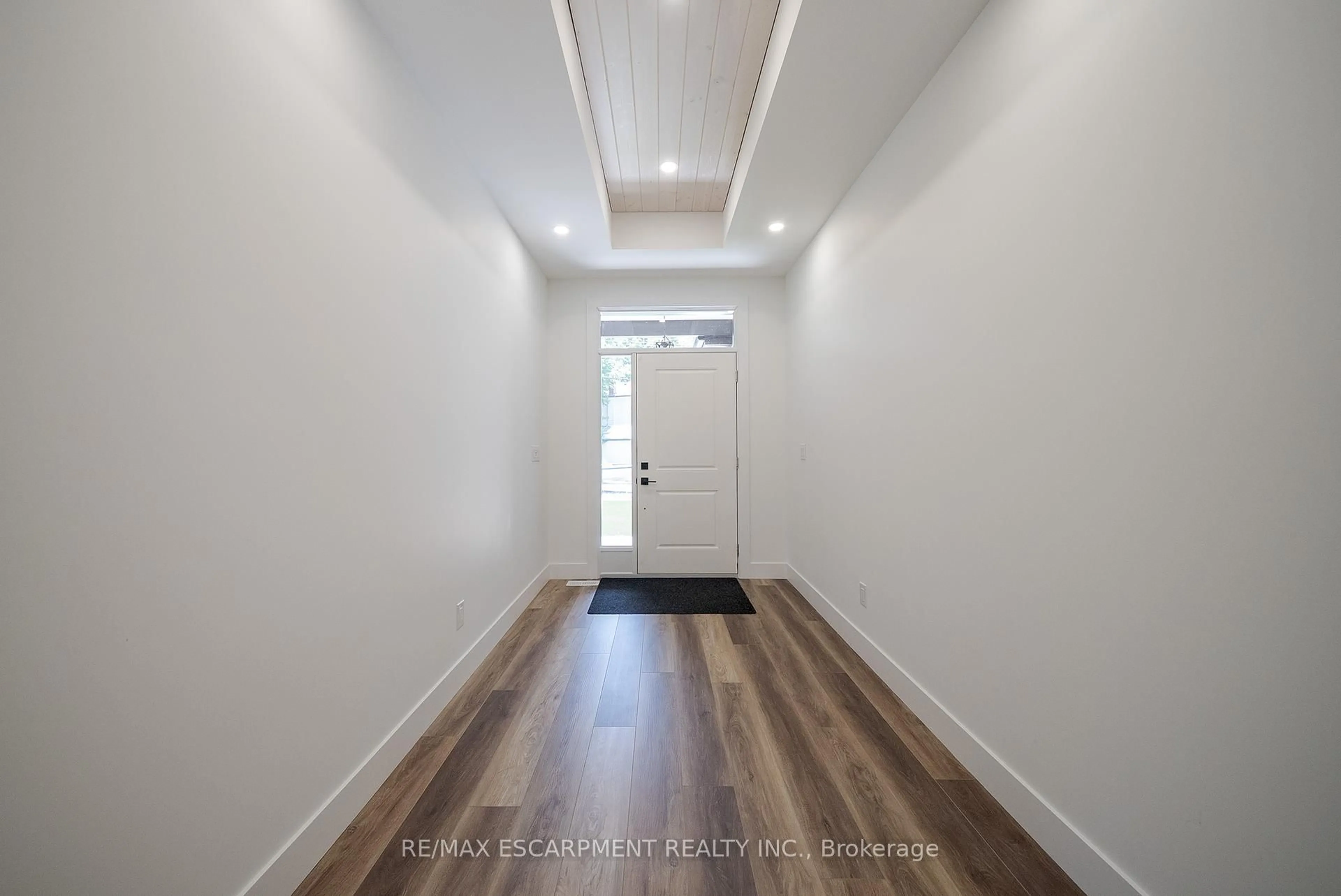 Indoor entryway for 89 Robinson St, Bayham Ontario N0J 1T0